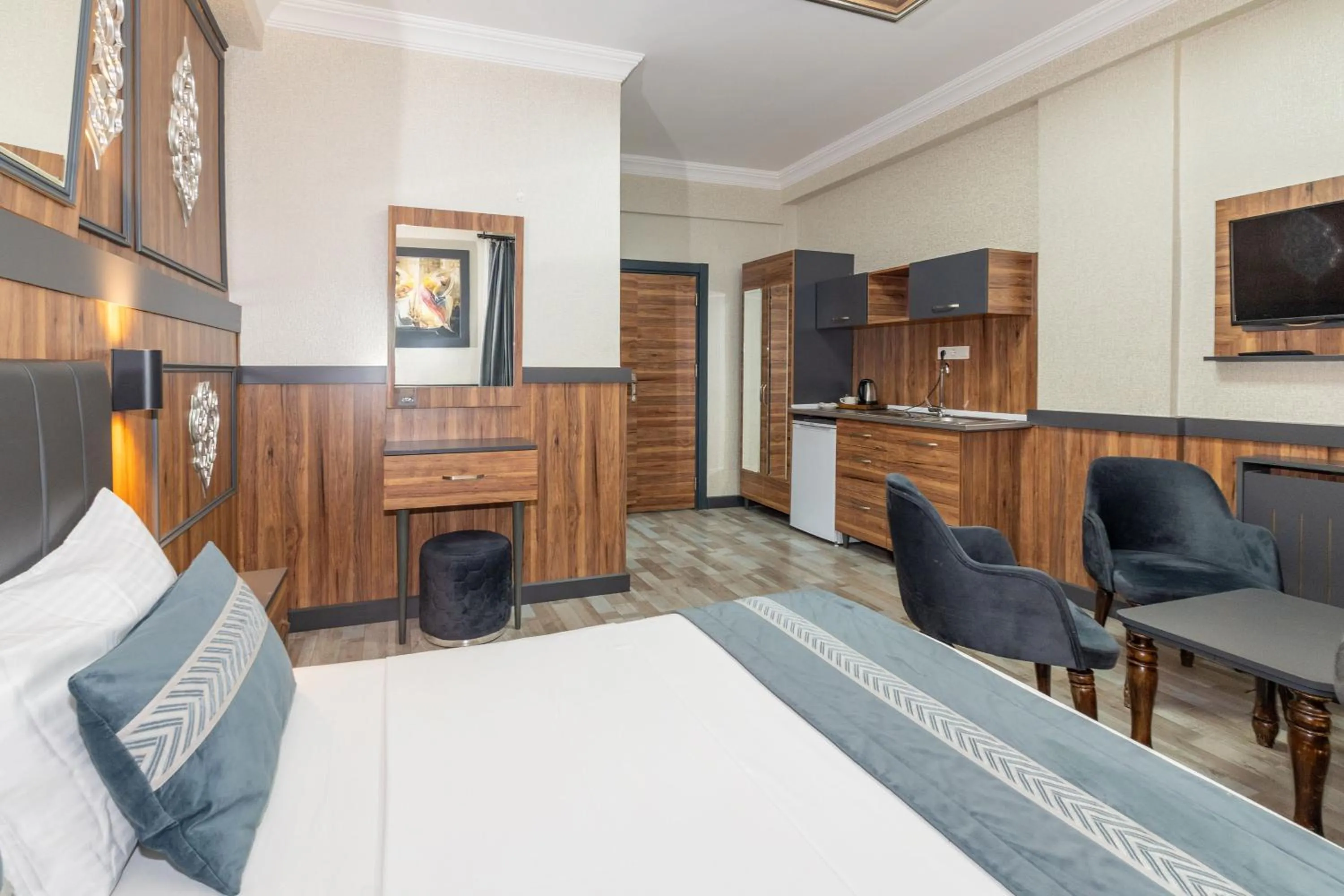 Communal lounge/ TV room, Bed in La Serena Taxim Hotel