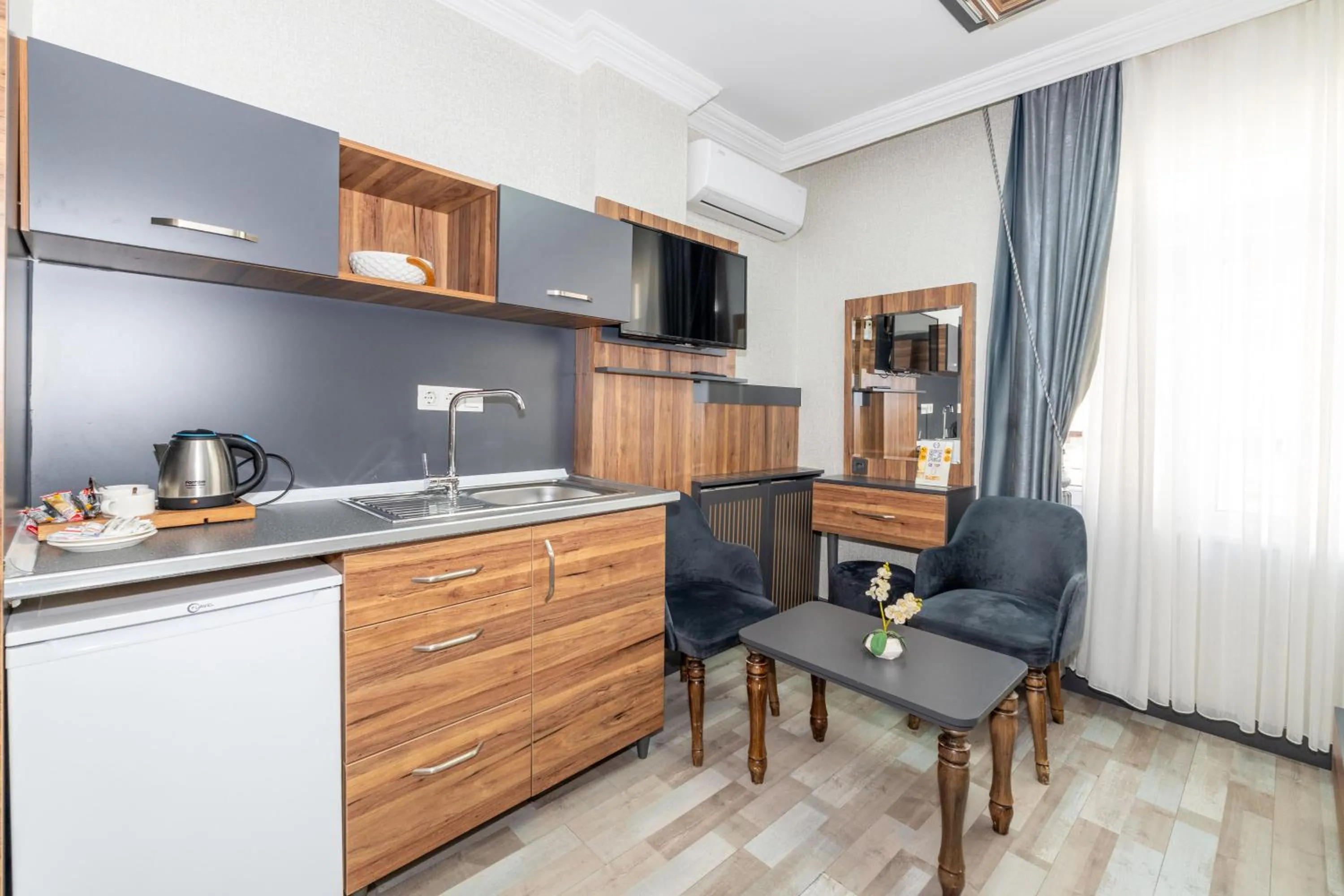 Kitchen or kitchenette in La Serena Taxim Hotel