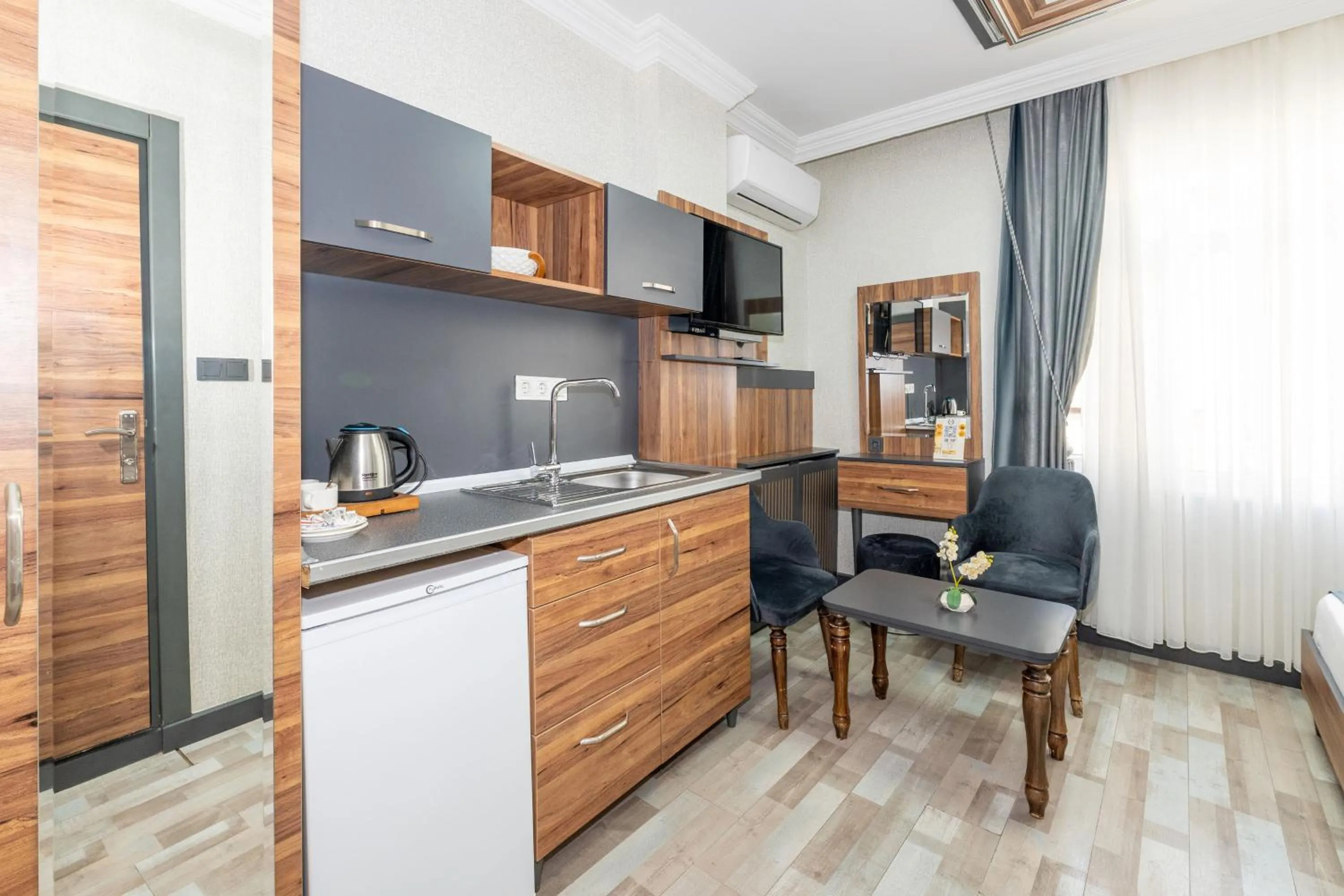 Kitchen or kitchenette in La Serena Taxim Hotel