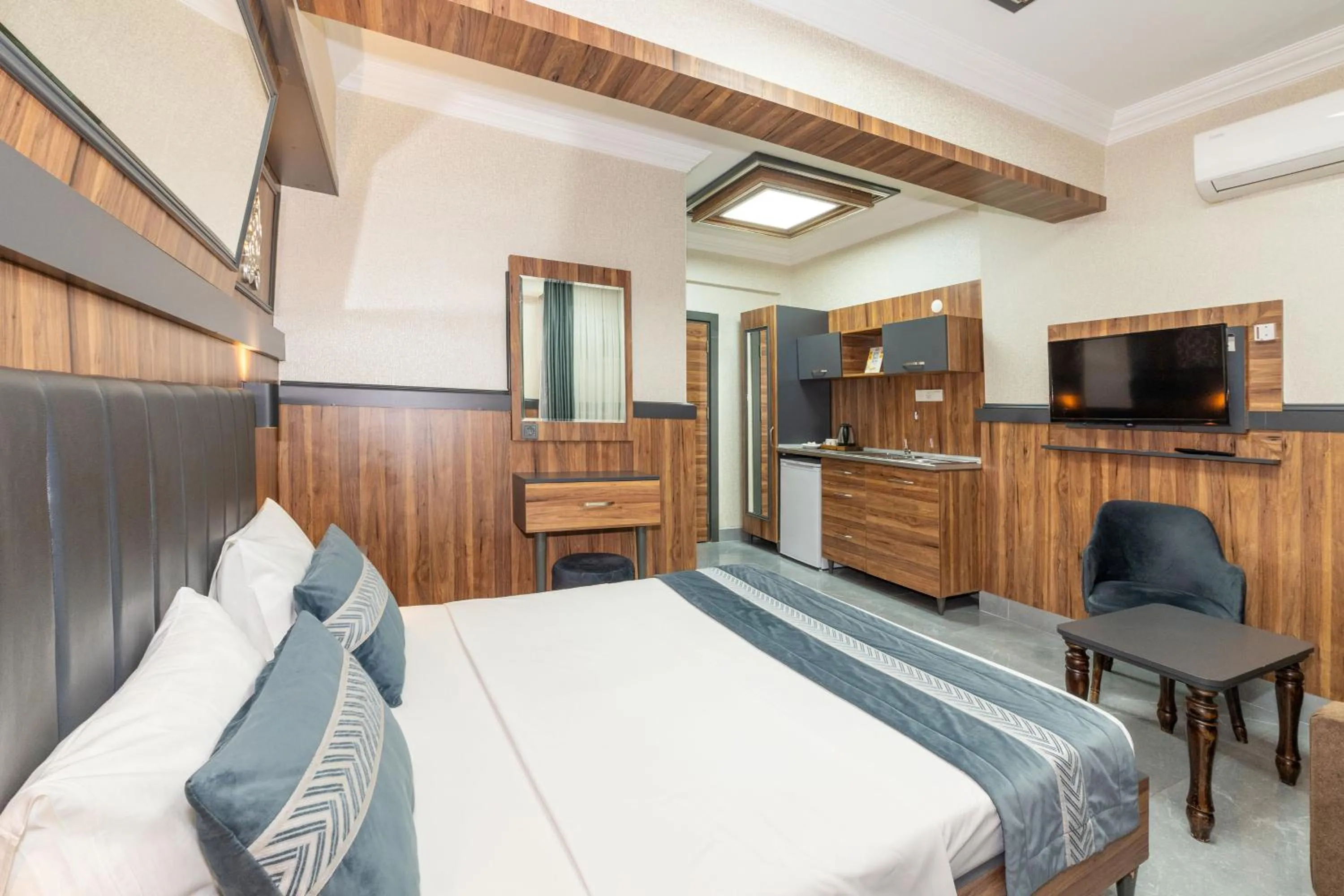 TV and multimedia, Bed in La Serena Taxim Hotel