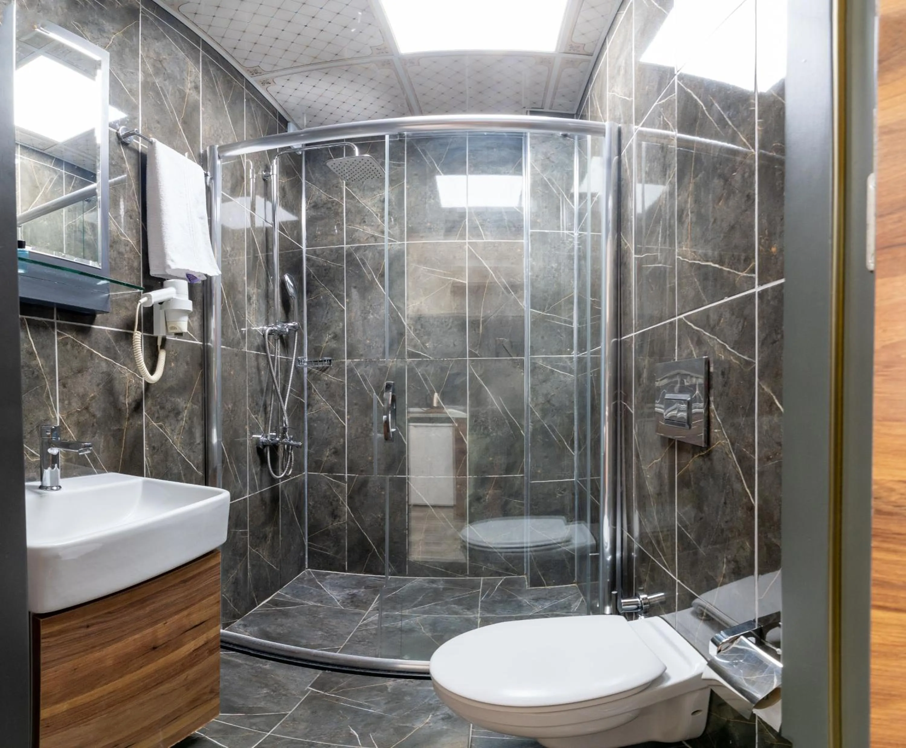 Shower in La Serena Taxim Hotel