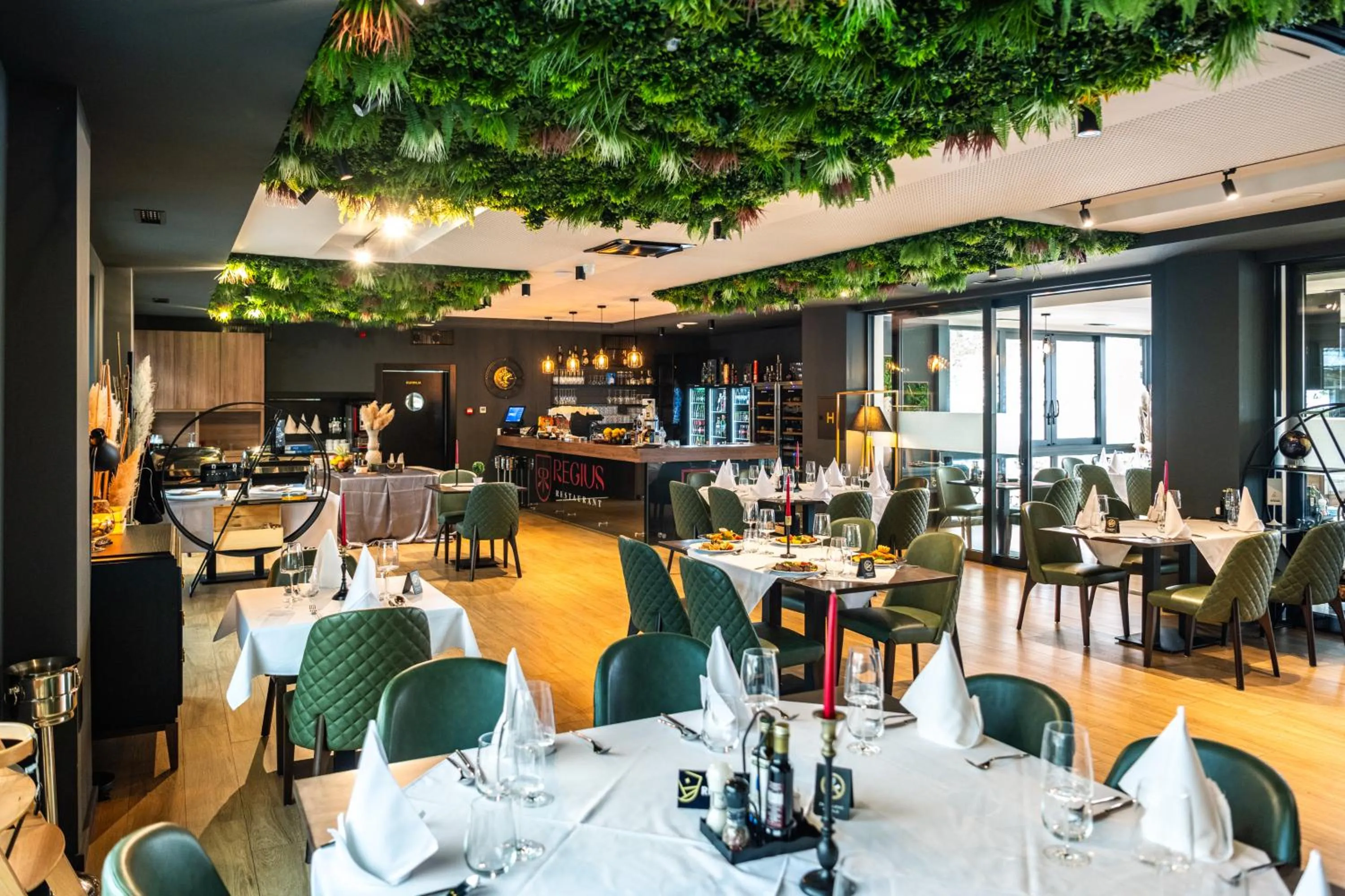 Restaurant/places to eat in Hotel Adriale