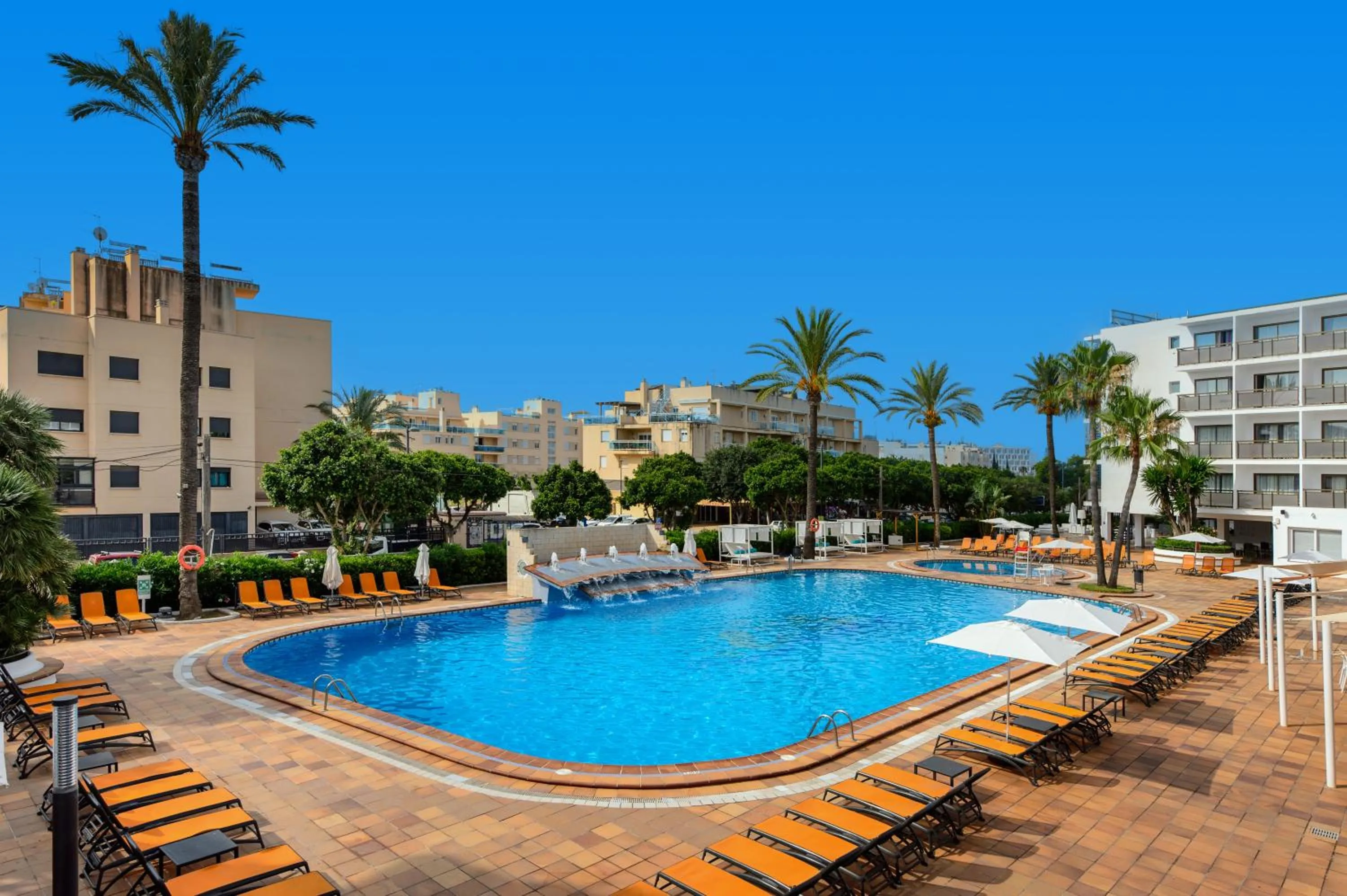 Swimming pool in Hotel Vibra Mare Nostrum