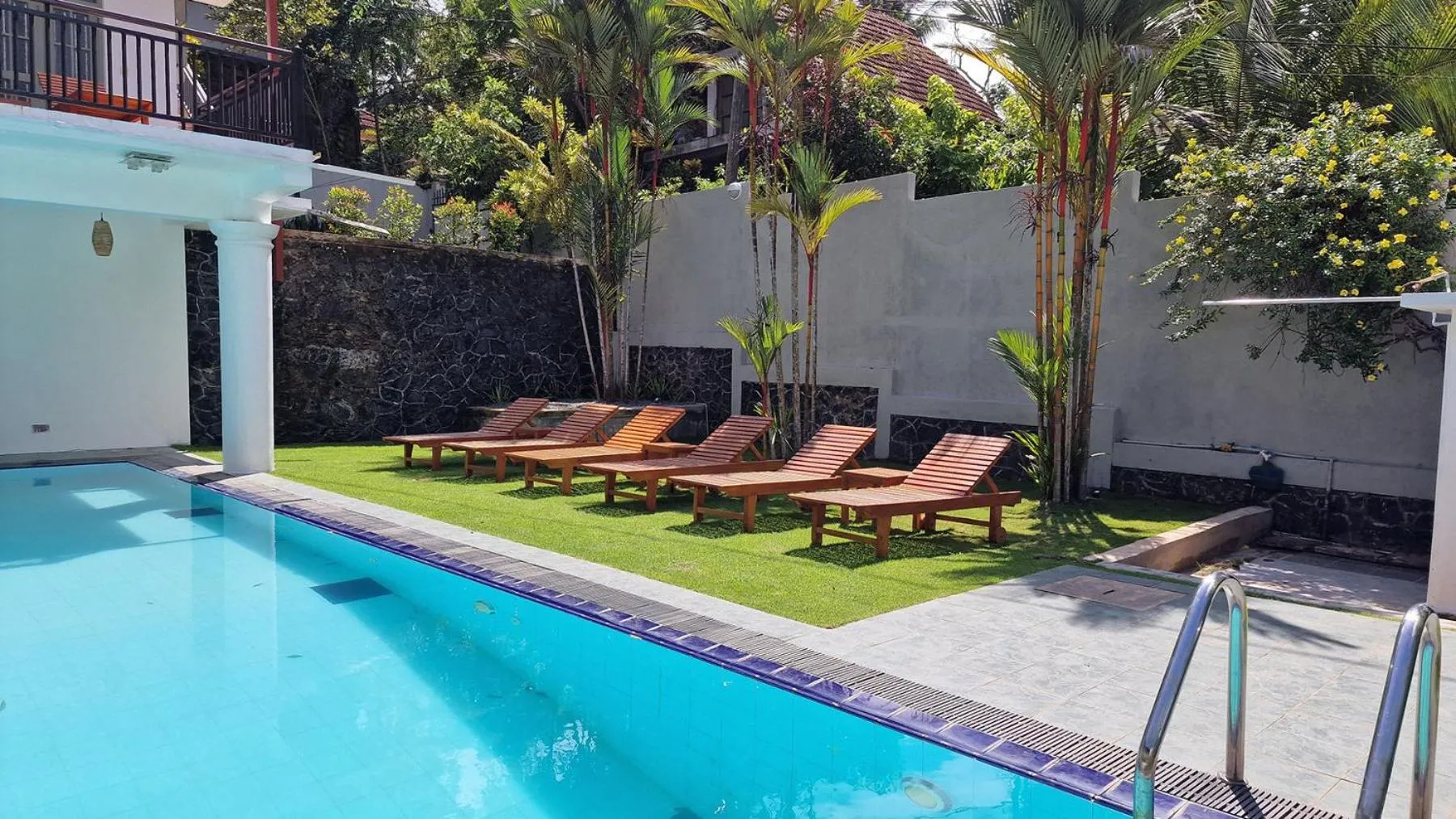 Swimming pool in Chill Hill Hikkaduwa