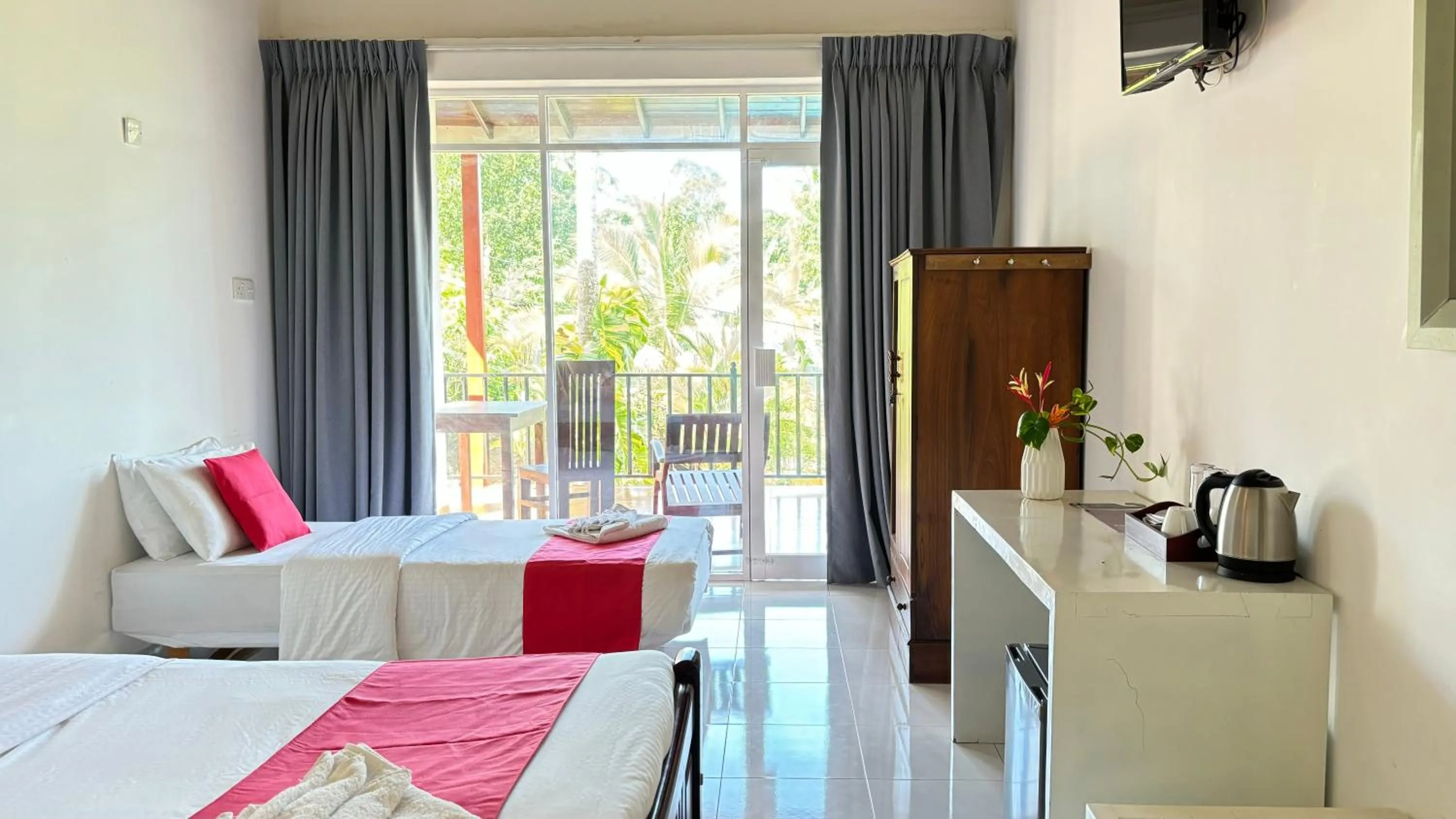 Bed in Chill Hill Hikkaduwa