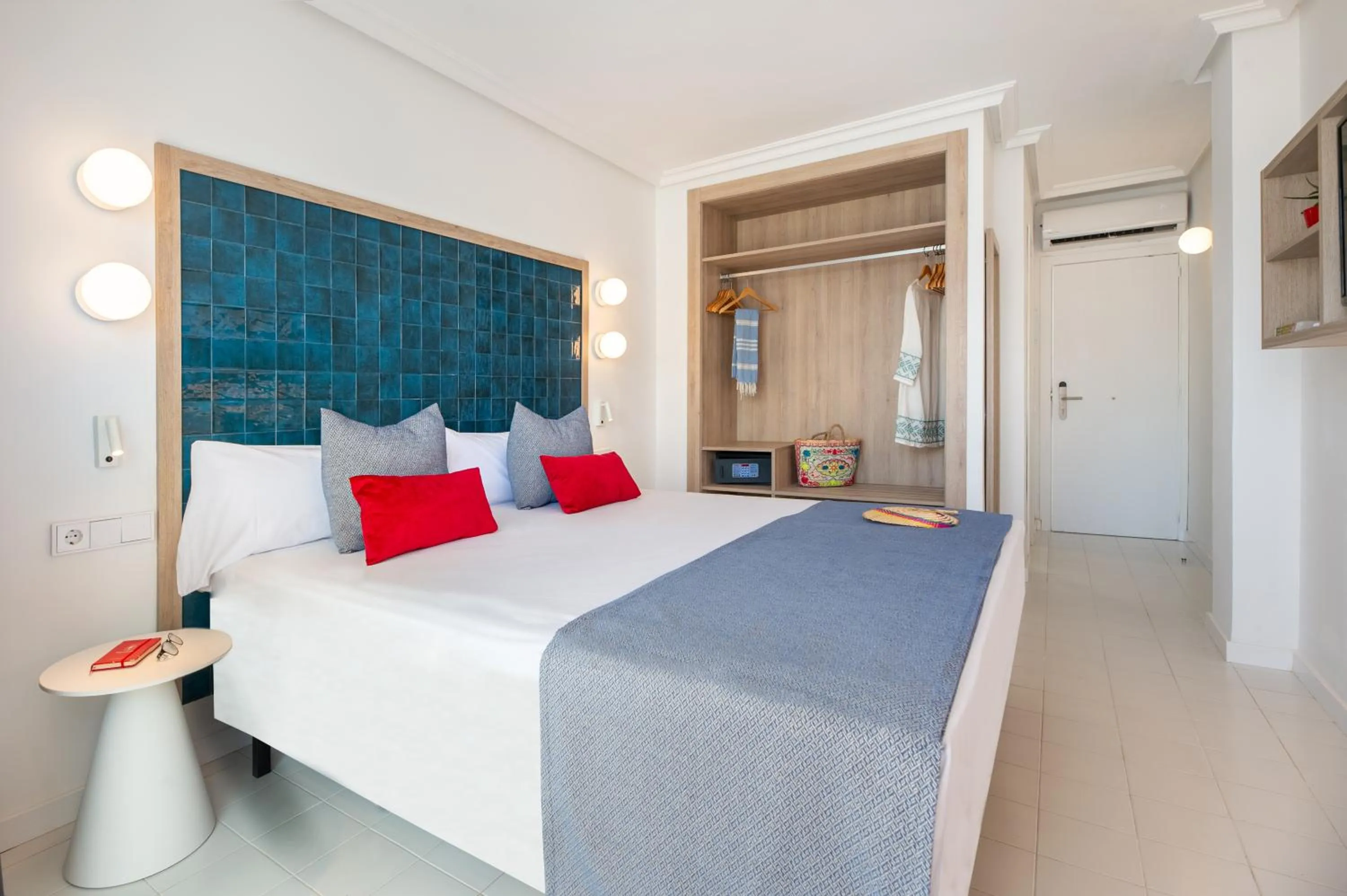 Photo of the whole room, Bed in Hotel Vibra Isola - Adults only