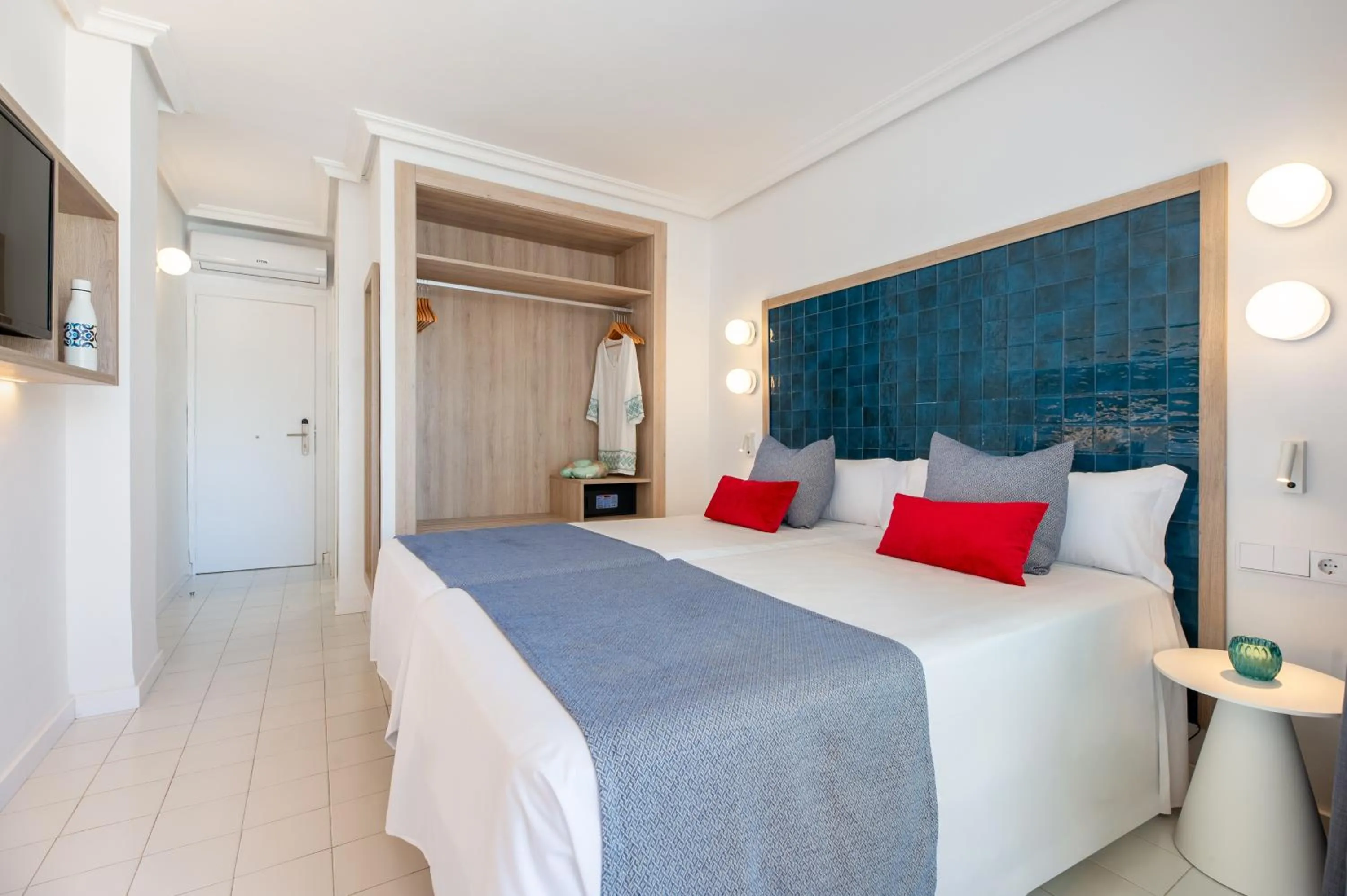 Photo of the whole room, Bed in Hotel Vibra Isola - Adults only