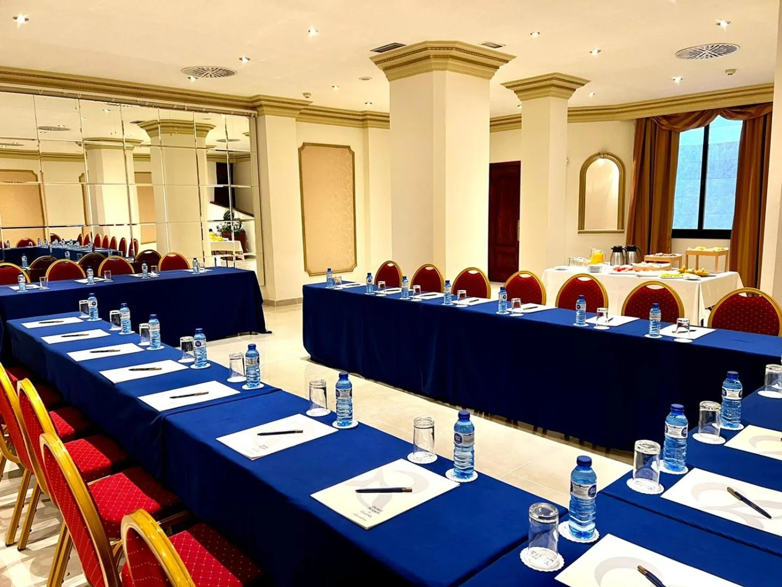 Lounge or bar in Hotel Roger de Llúria