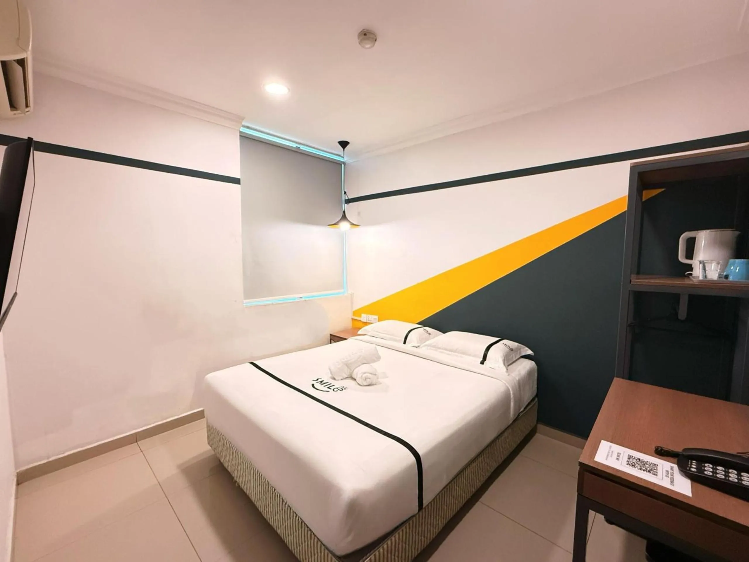 Bedroom, Bed in Smile Hotel Serdang South City