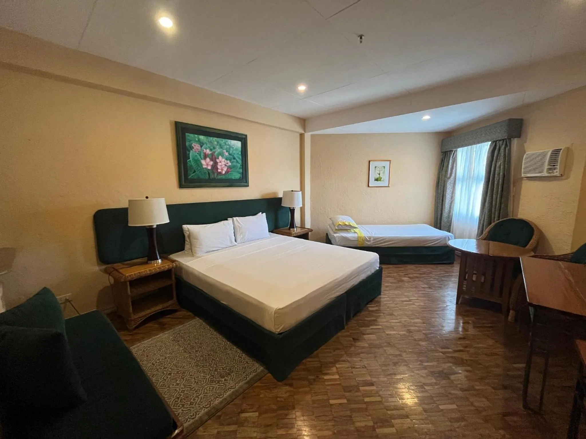 Photo of the whole room, Bed in Coco Grande Hotel