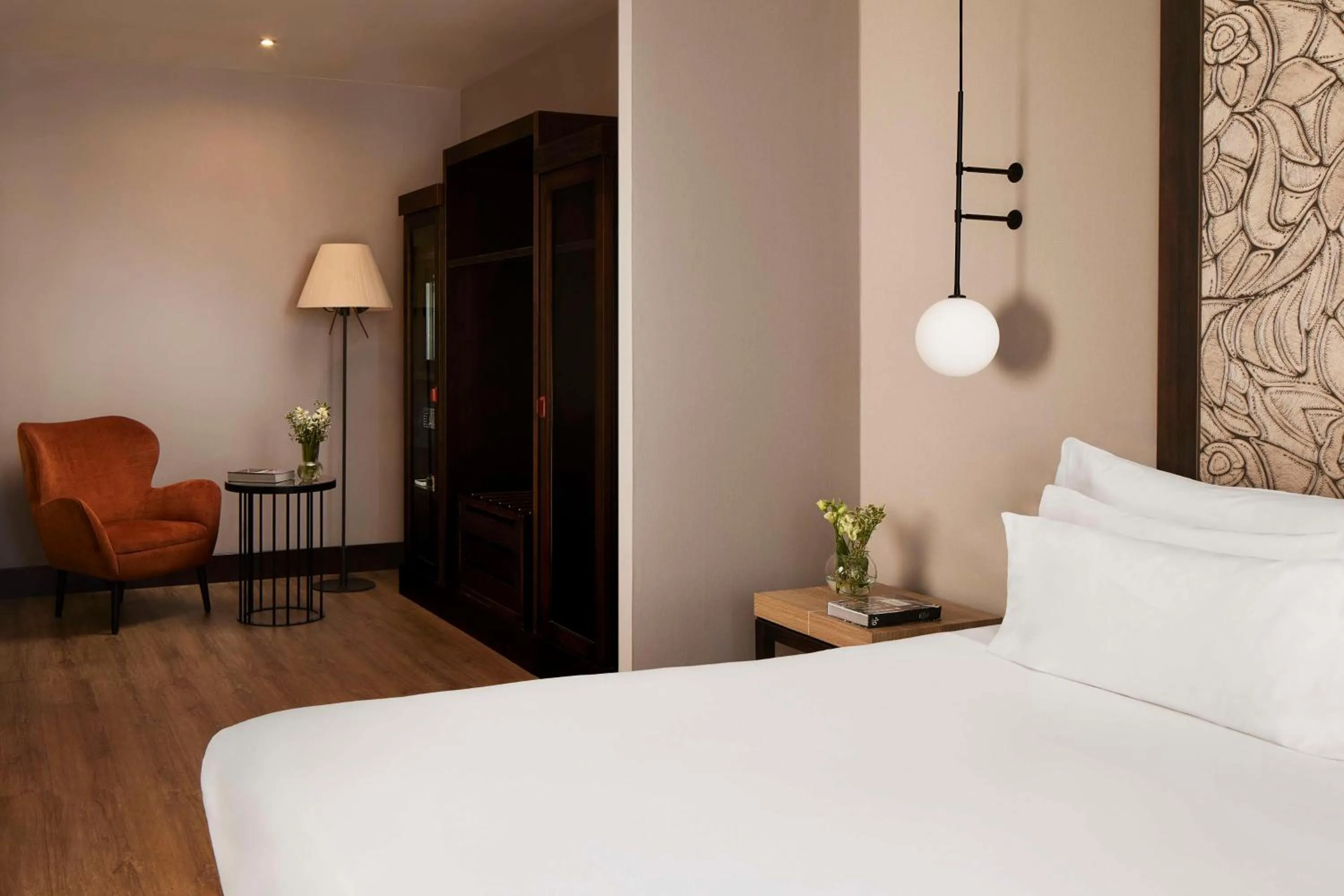 Photo of the whole room, Bed in NH Collection Sevilla