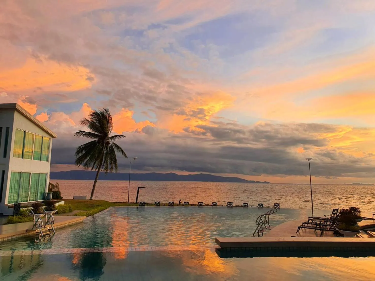 Sunset in Vannee Golden Sands Beachfront Resort