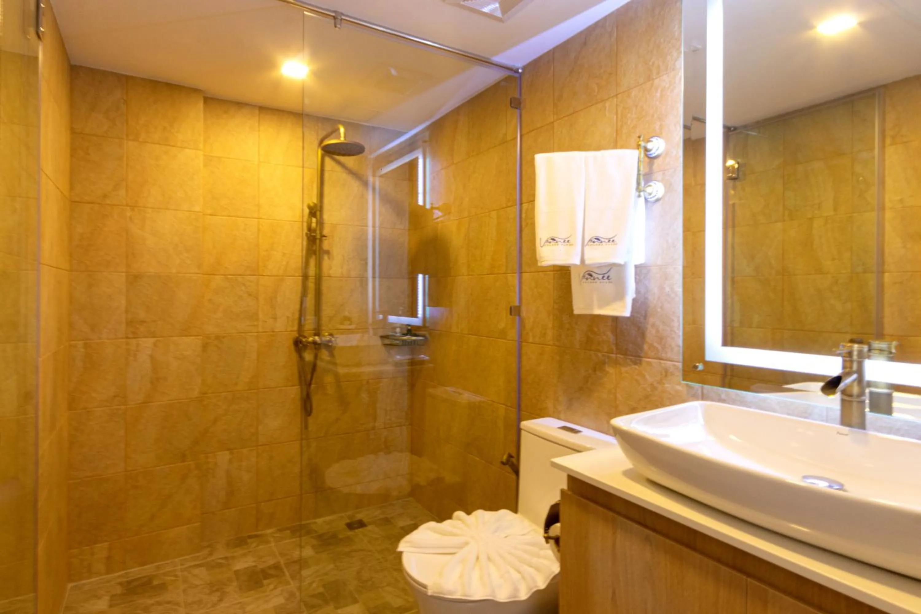 Bathroom in Vannee Golden Sands Beachfront Resort