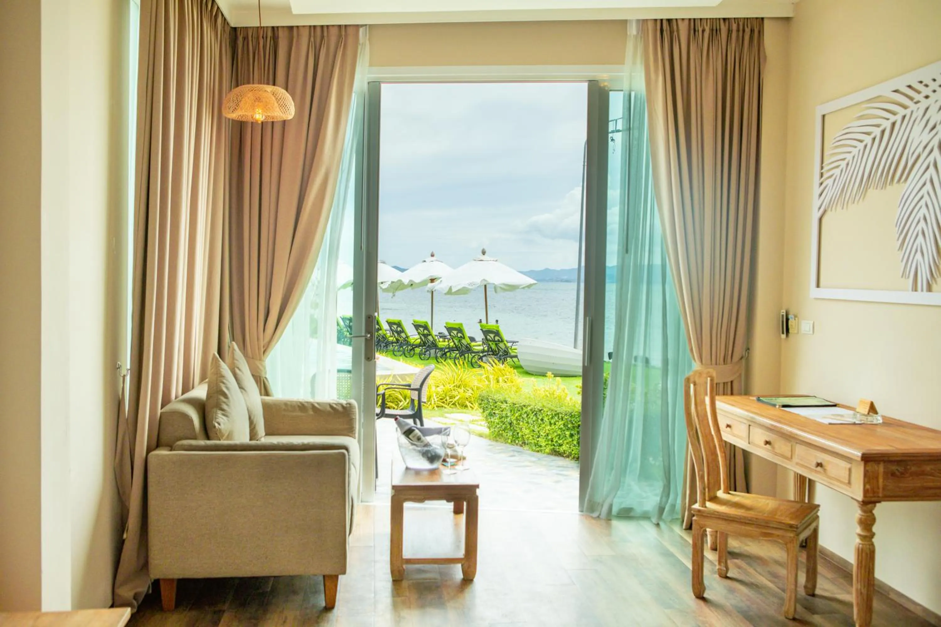 Seating area in Vannee Golden Sands Beachfront Resort