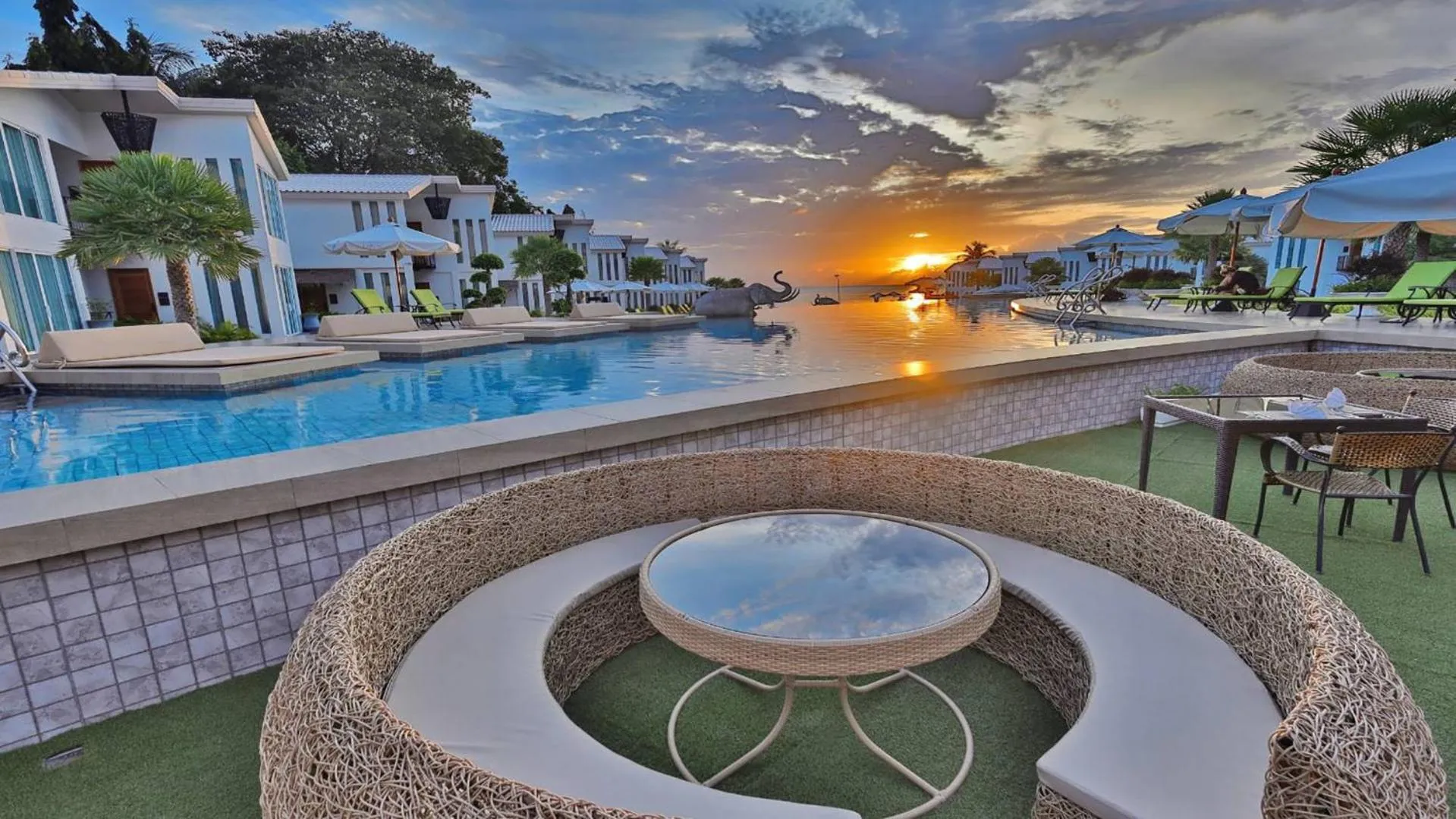 Swimming pool in Vannee Golden Sands Beachfront Resort