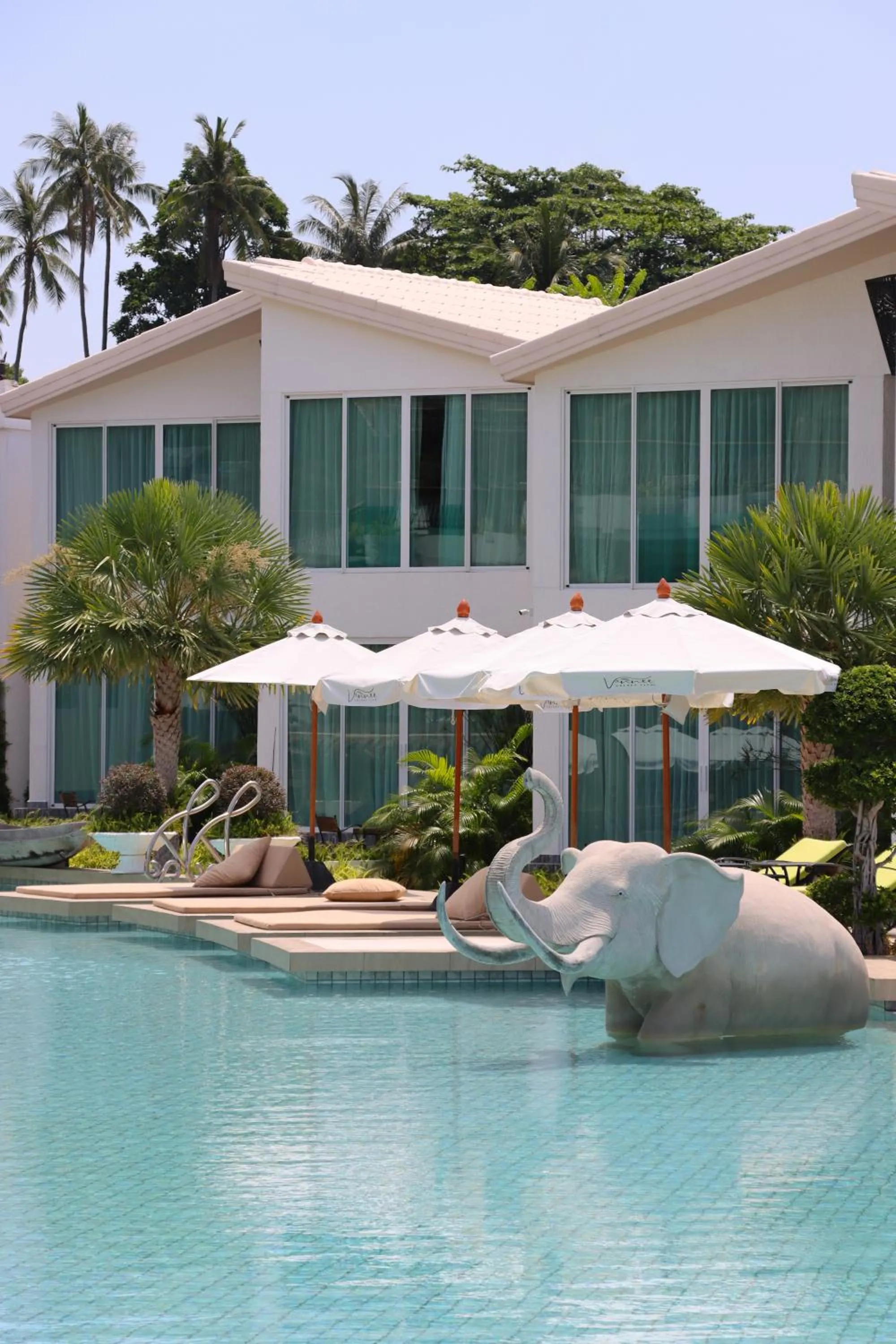 Swimming pool in Vannee Golden Sands Beachfront Resort