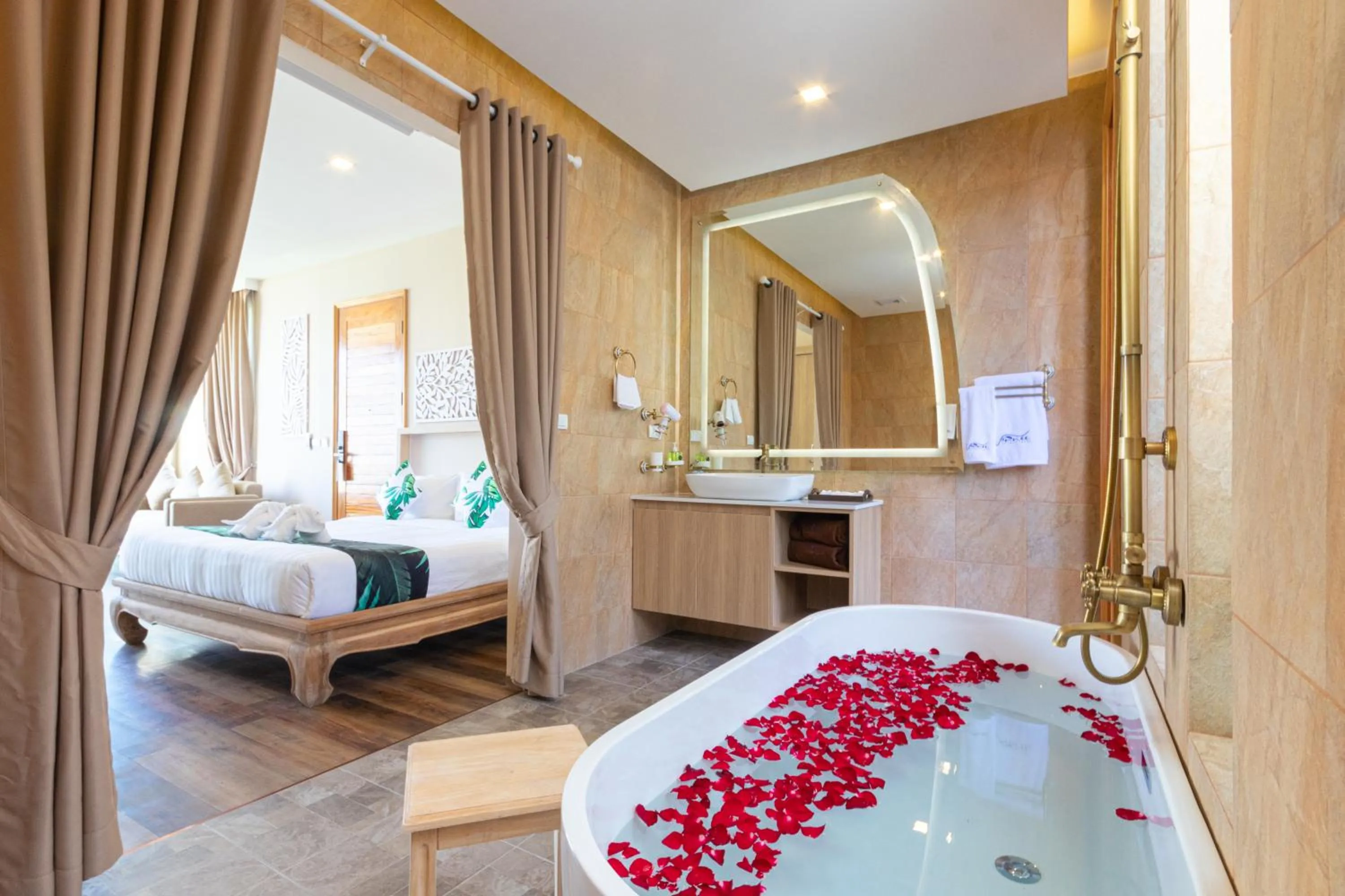Bathroom, Bed in Vannee Golden Sands Beachfront Resort