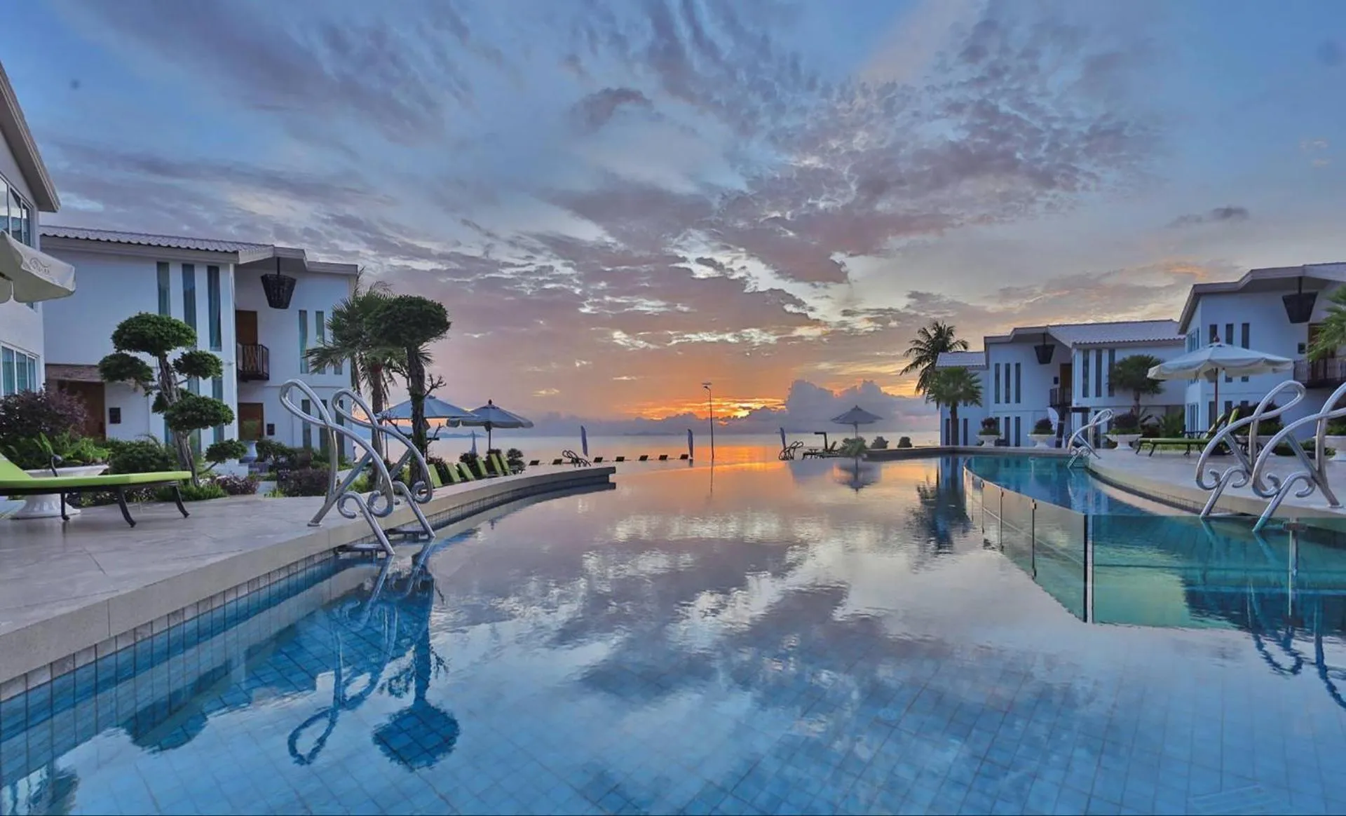 Swimming pool in Vannee Golden Sands Beachfront Resort