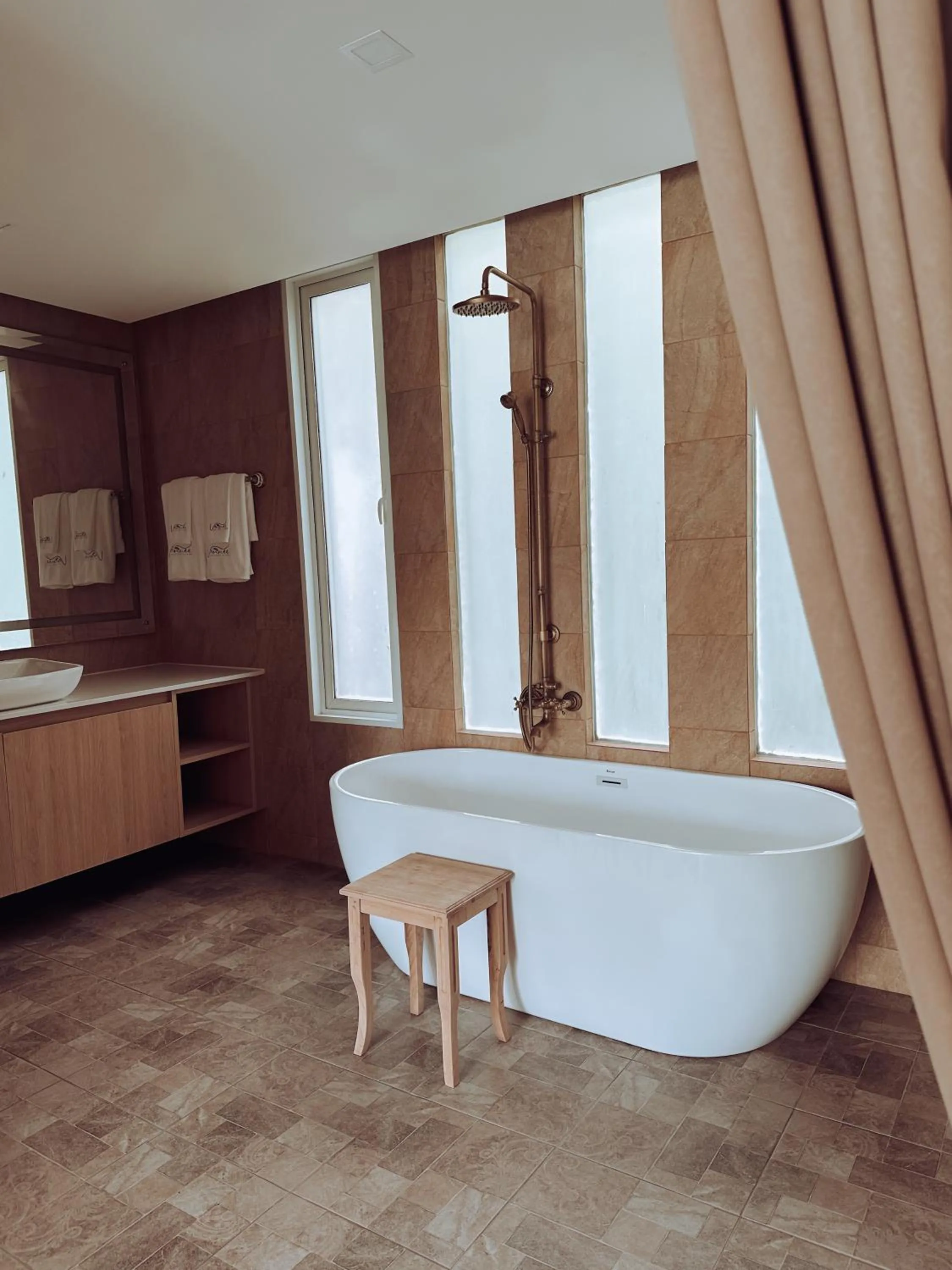 Bathroom in Vannee Golden Sands Beachfront Resort