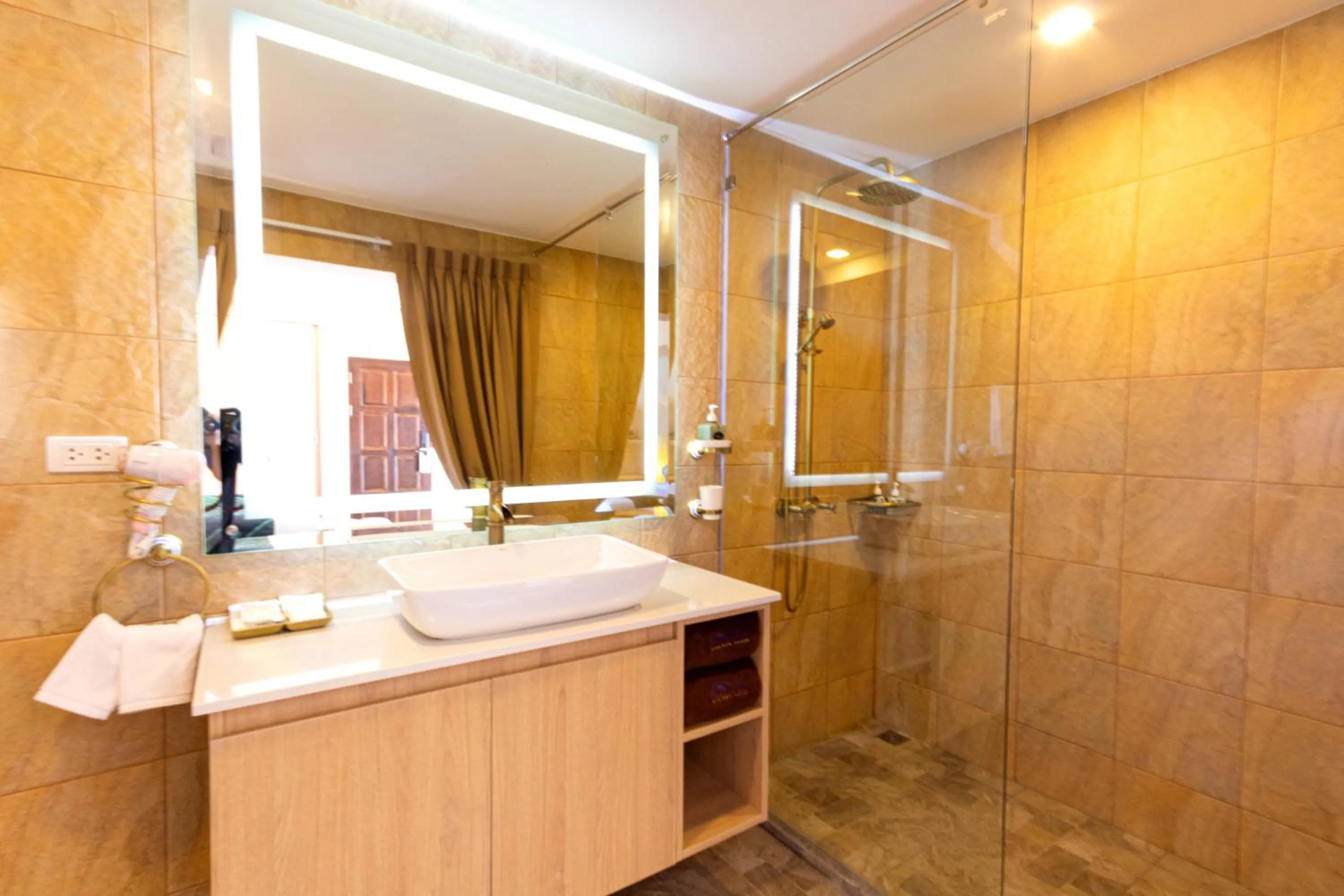 Bathroom in Vannee Golden Sands Beachfront Resort