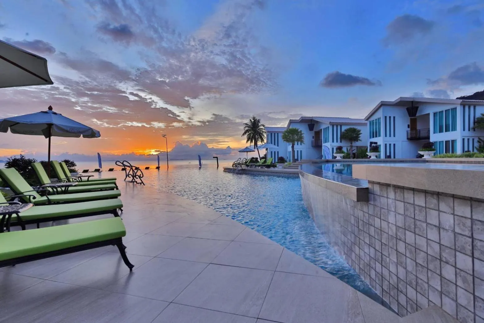 Swimming pool in Vannee Golden Sands Beachfront Resort