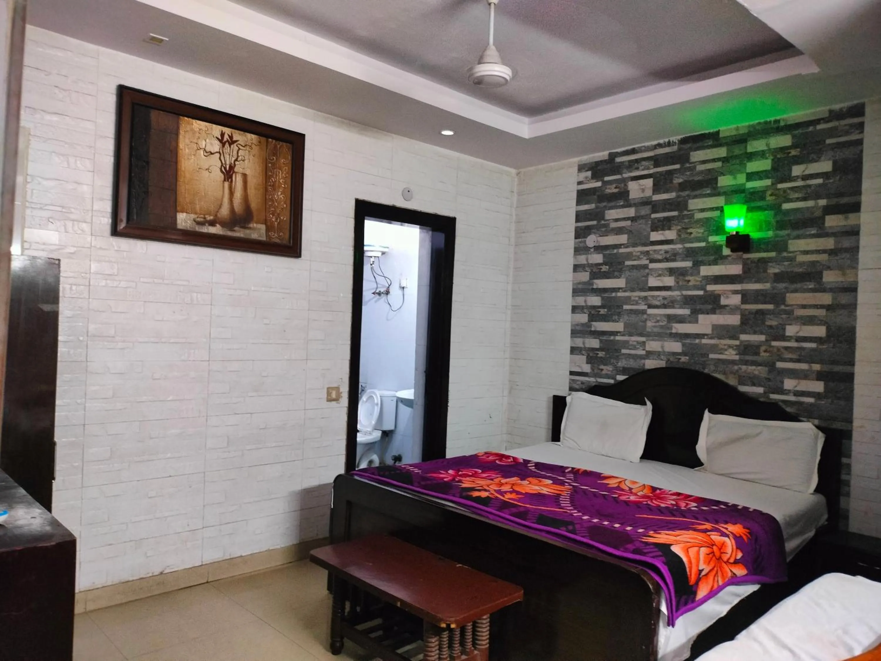 Bed in Hotel White Palace,Nizamuddin Railway Station