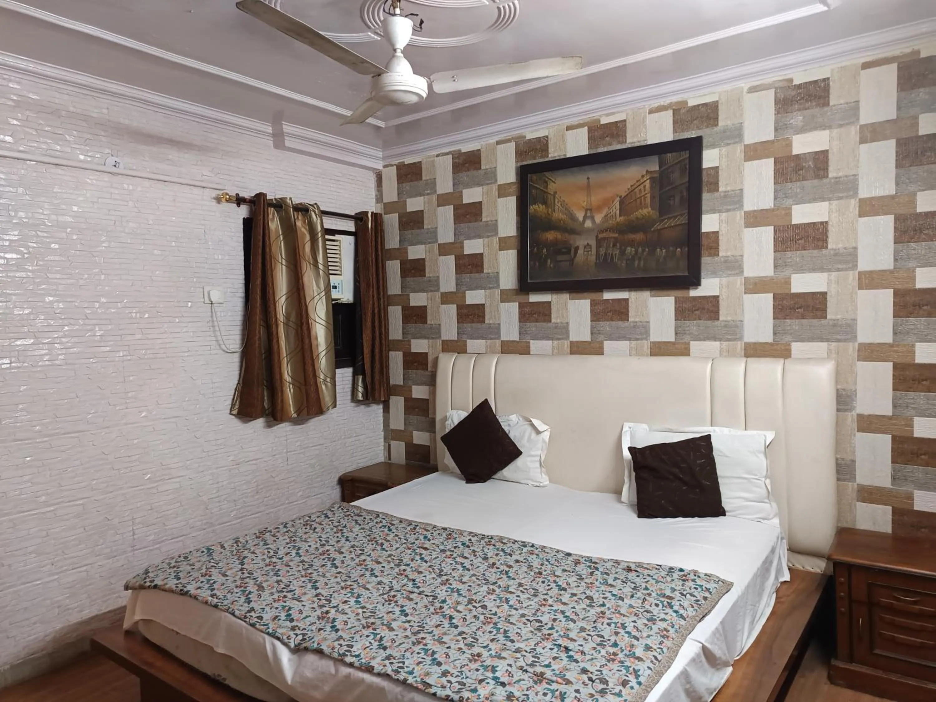 Bed in Hotel White Palace,Nizamuddin Railway Station