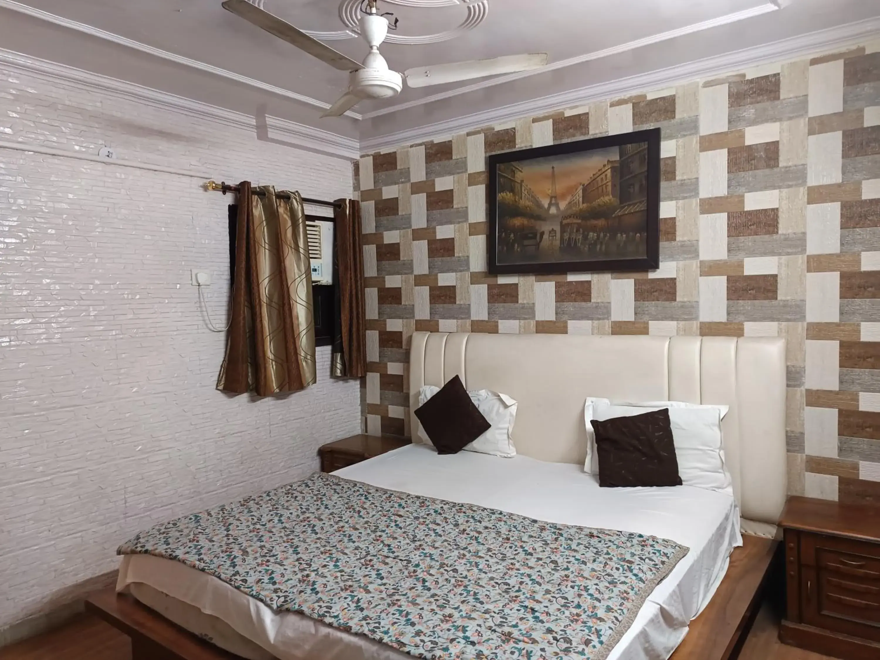 Superior King Room in Hotel White Palace,Nizamuddin Railway Station Superior King Room in Hotel White Palace,Nizamuddin Railway Station