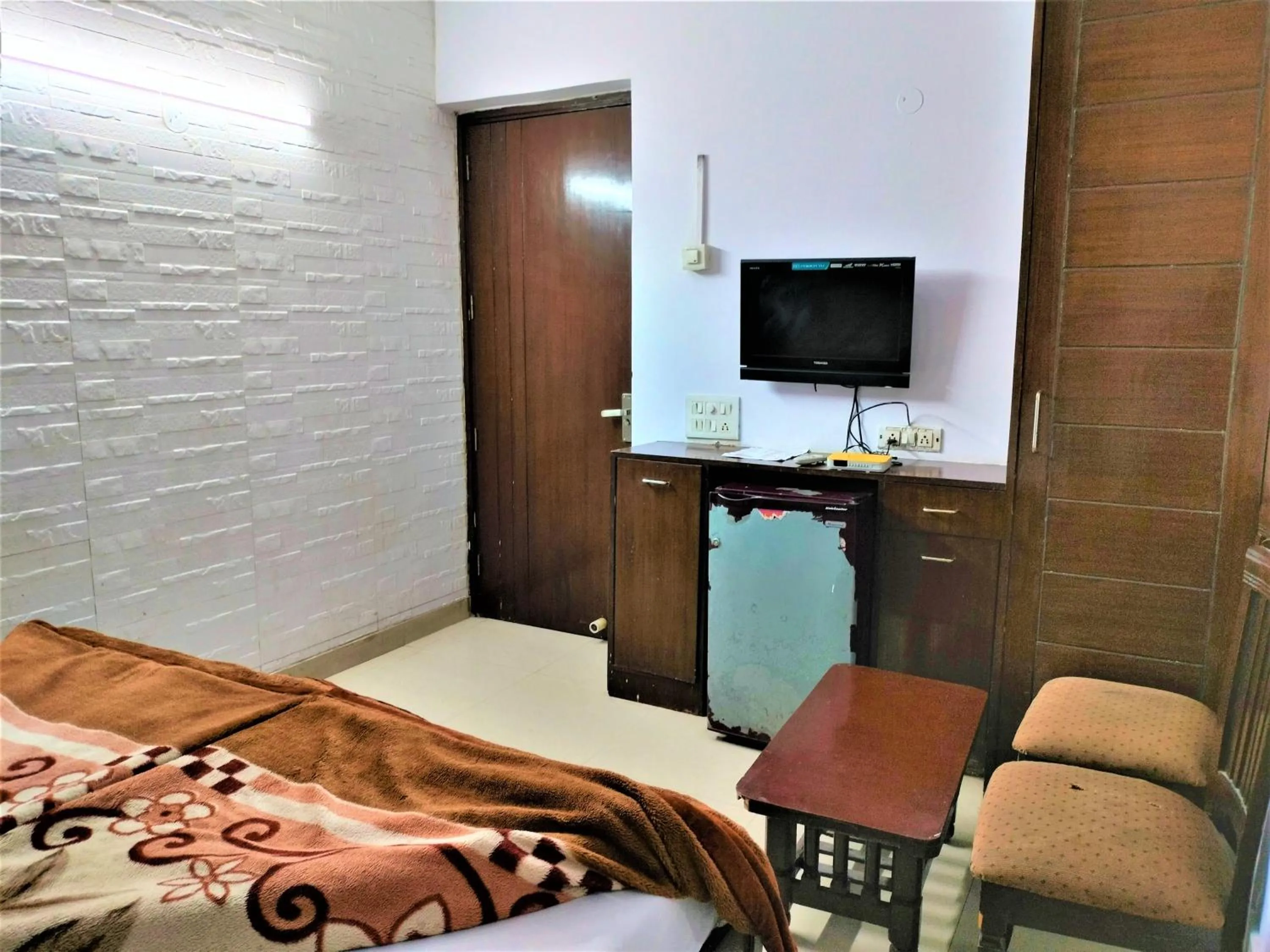 Communal lounge/ TV room, Bed in Hotel White Palace,Nizamuddin Railway Station