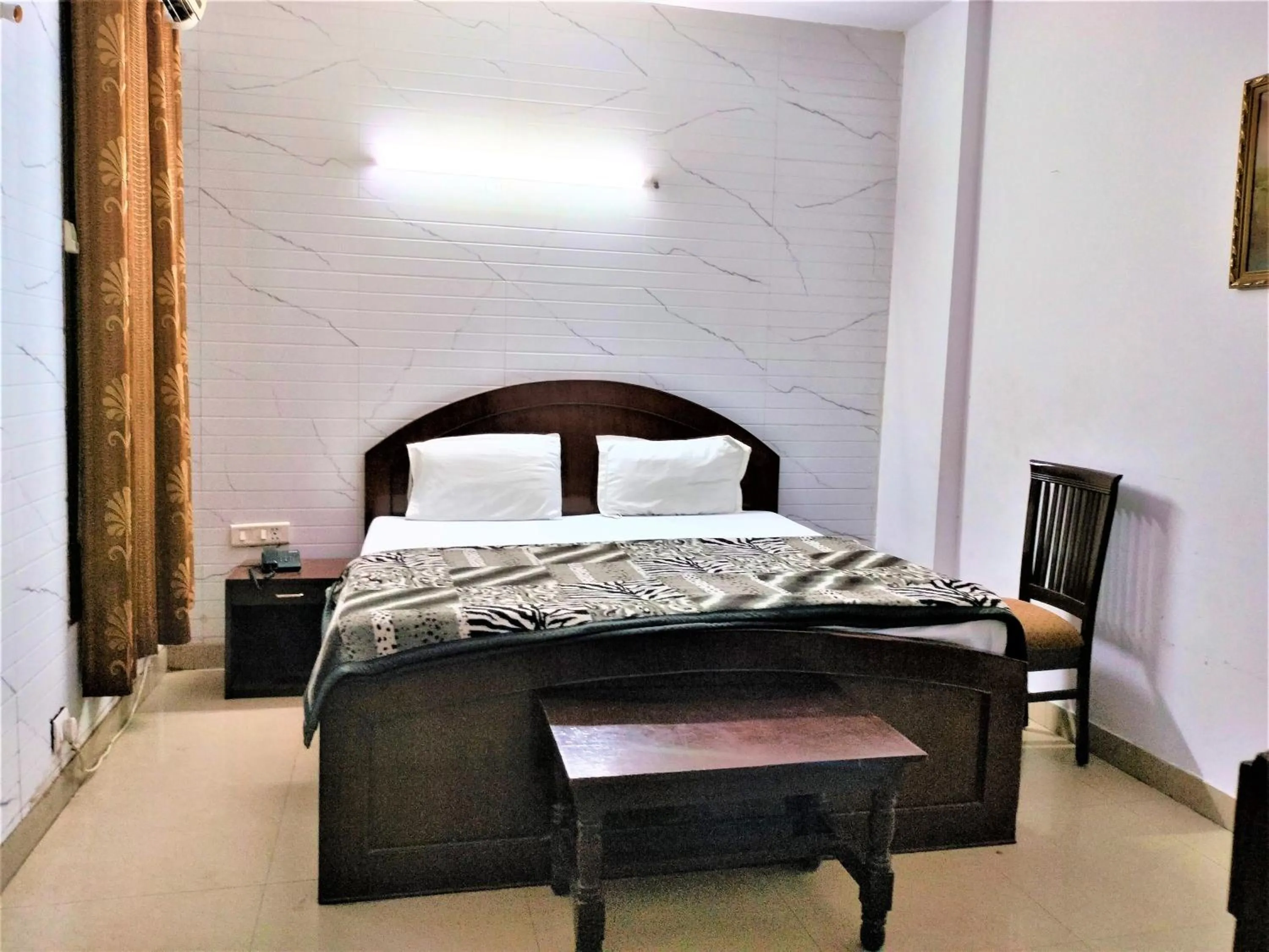Bed in Hotel White Palace,Nizamuddin Railway Station