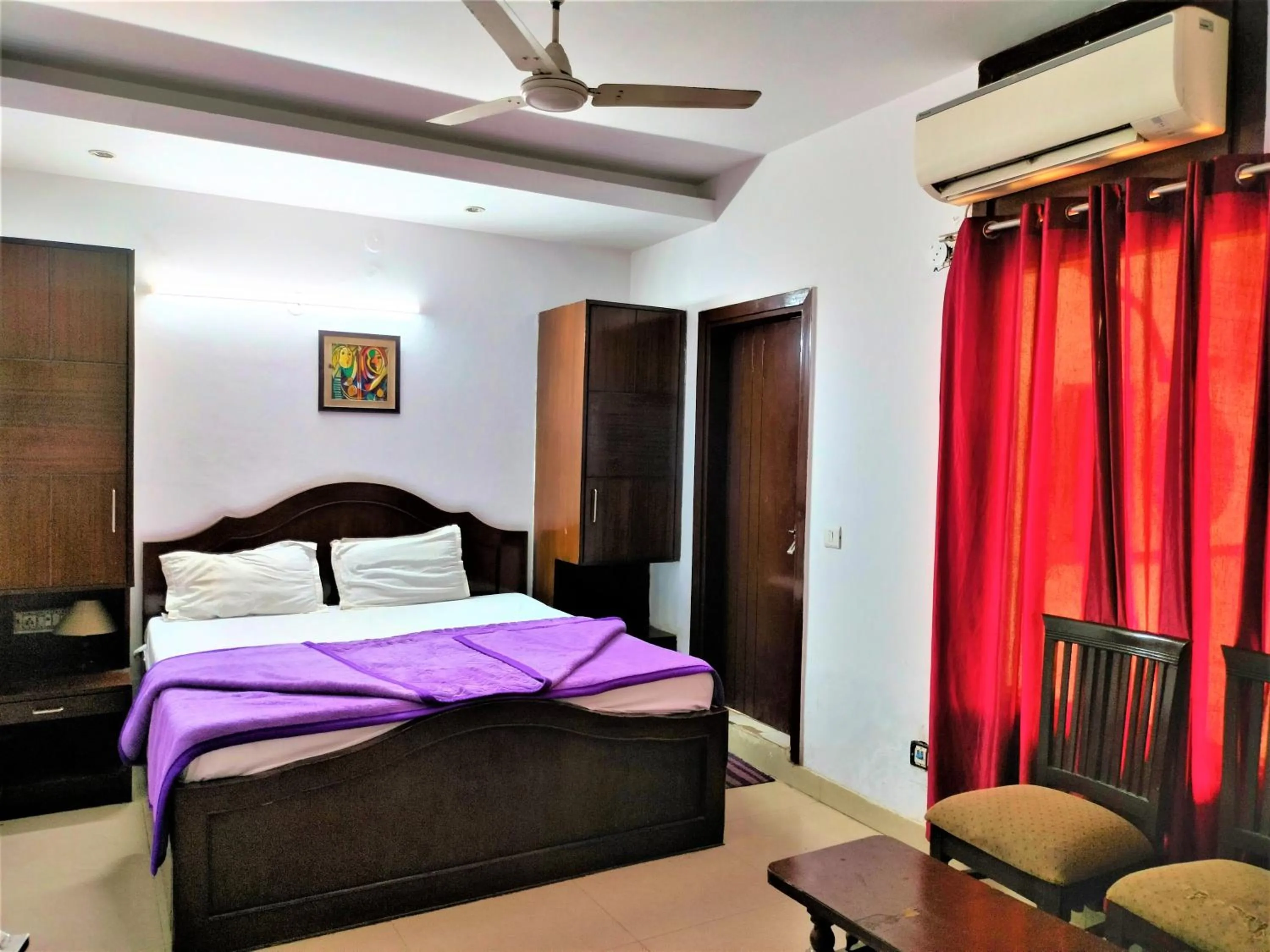 Photo of the whole room, Bed in Hotel White Palace,Nizamuddin Railway Station