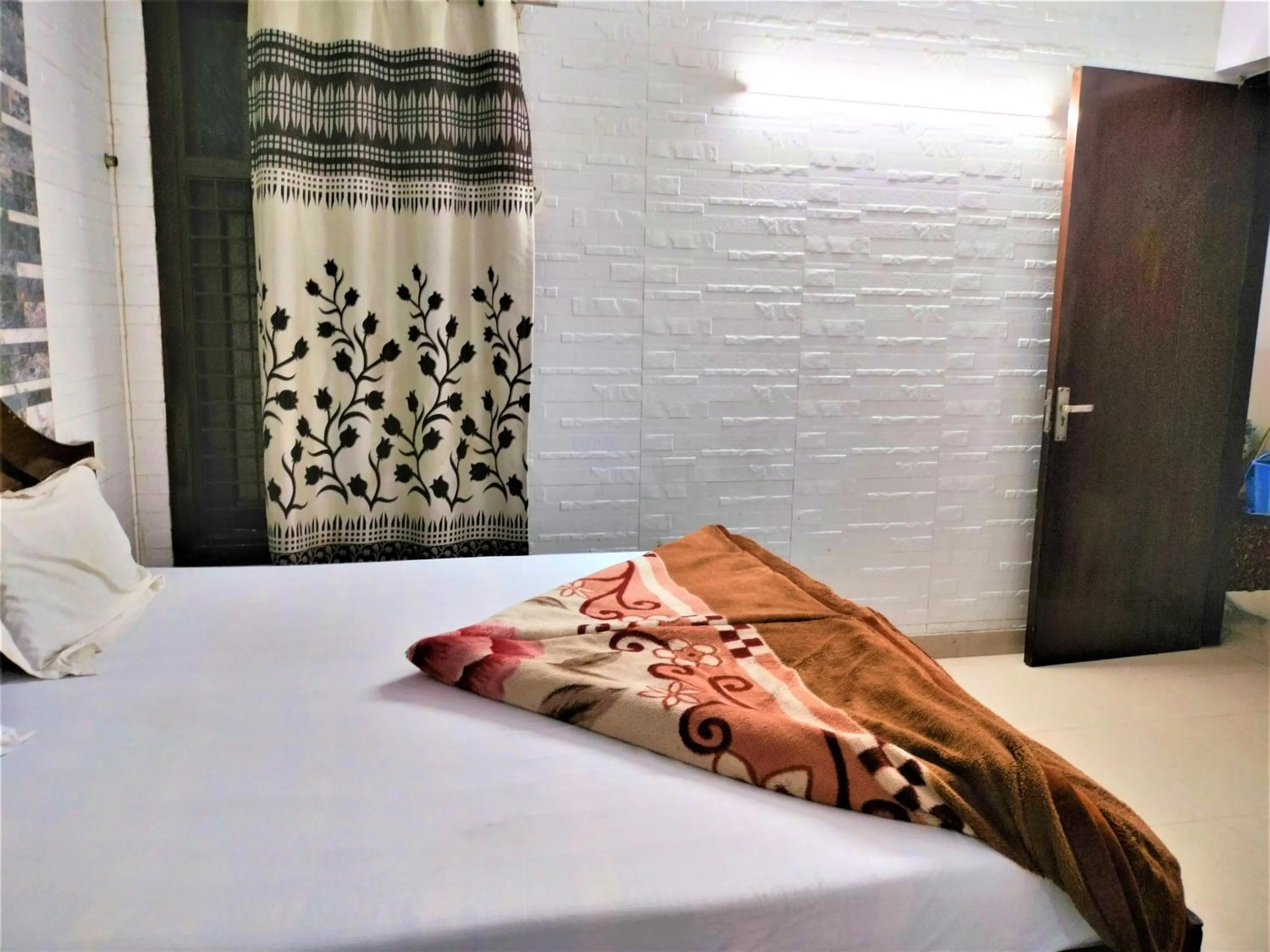 Bed in Hotel White Palace,Nizamuddin Railway Station