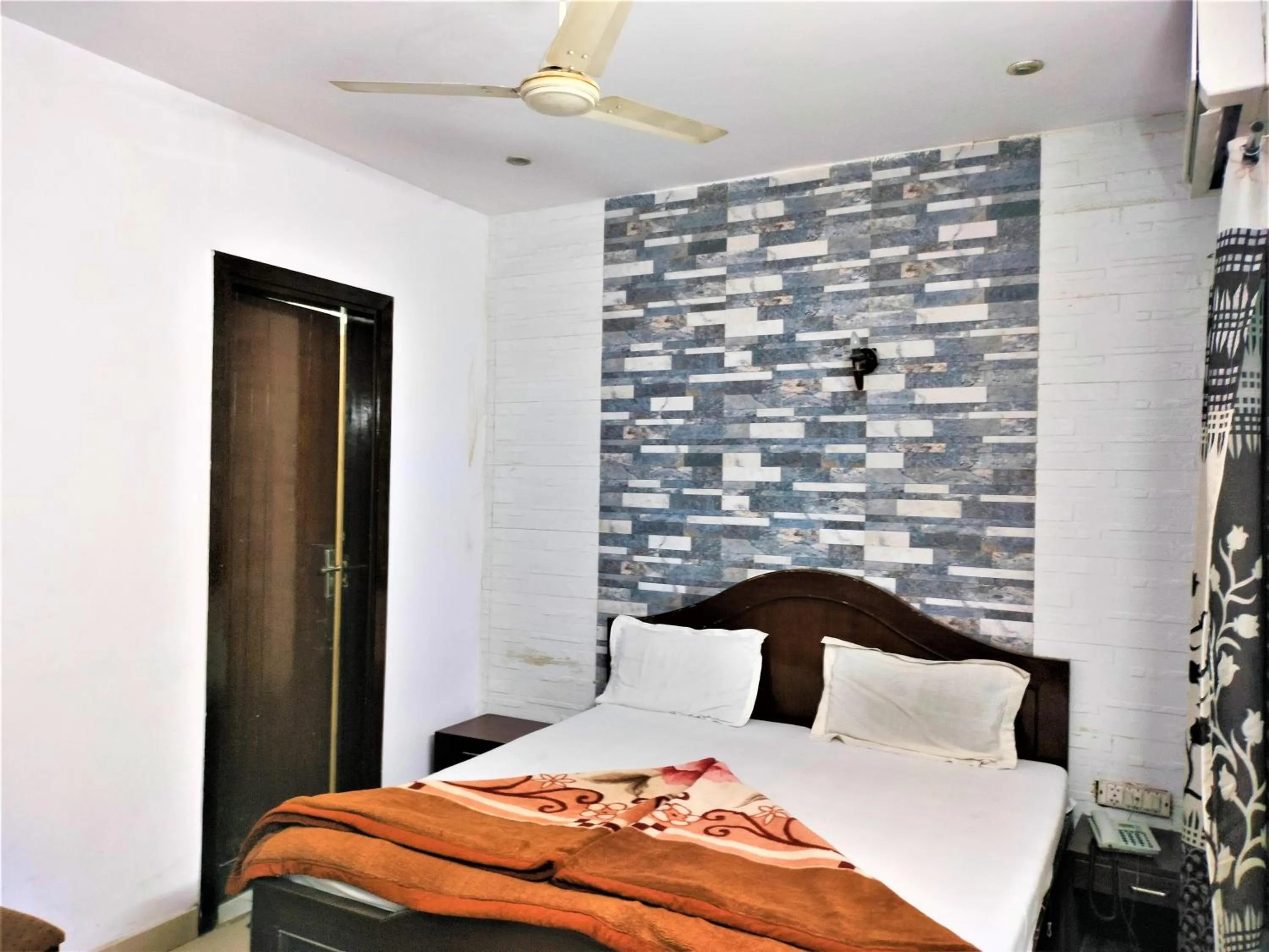Bedroom, Bed in Hotel White Palace,Nizamuddin Railway Station