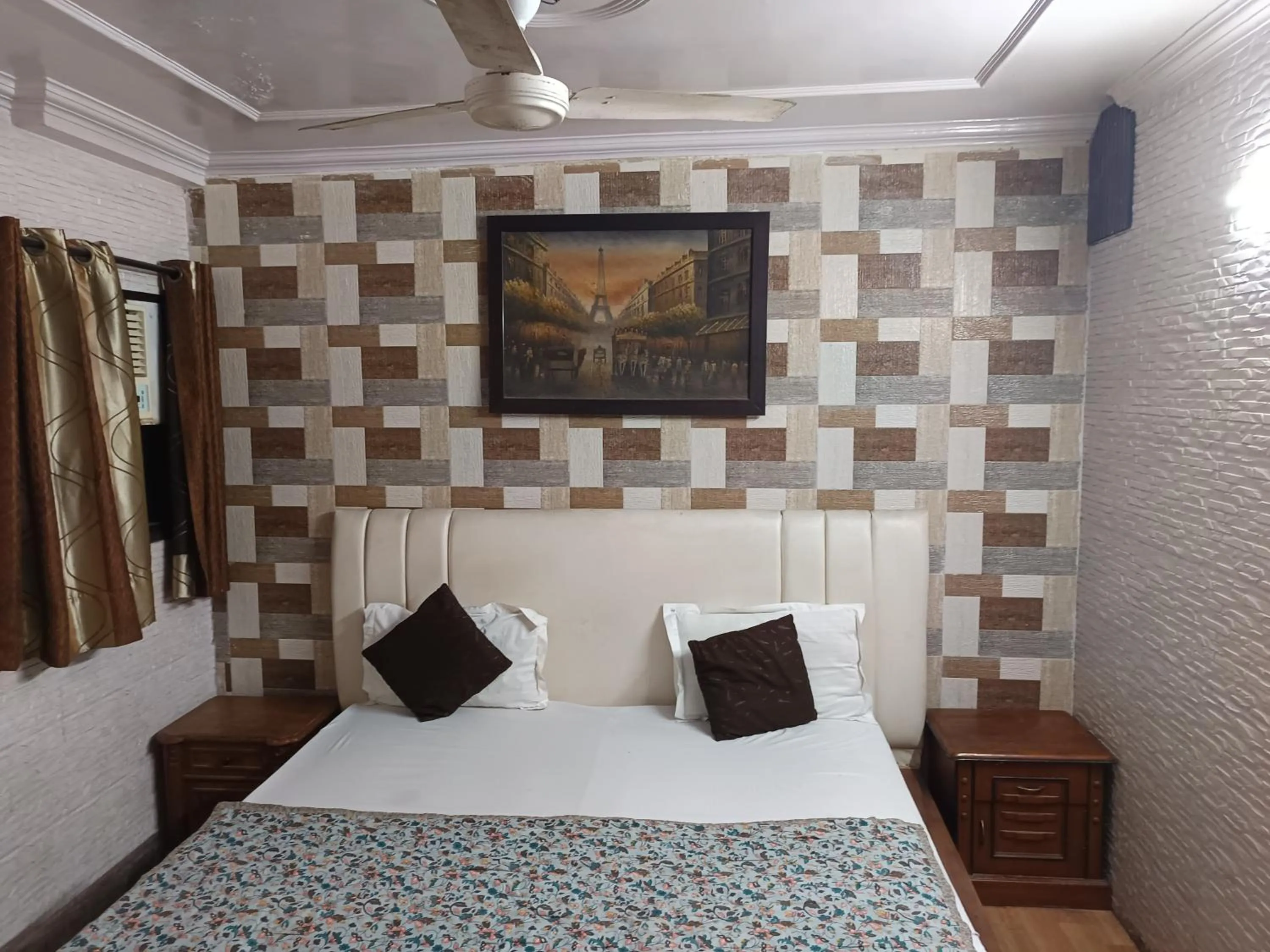 Bed in Hotel White Palace,Nizamuddin Railway Station