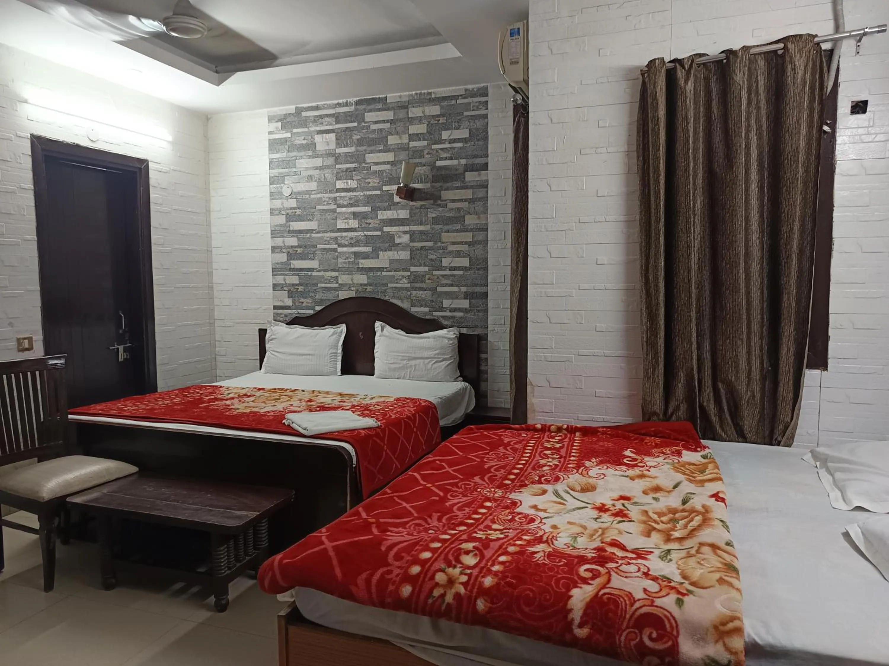 Bedroom, Bed in Hotel White Palace,Nizamuddin Railway Station