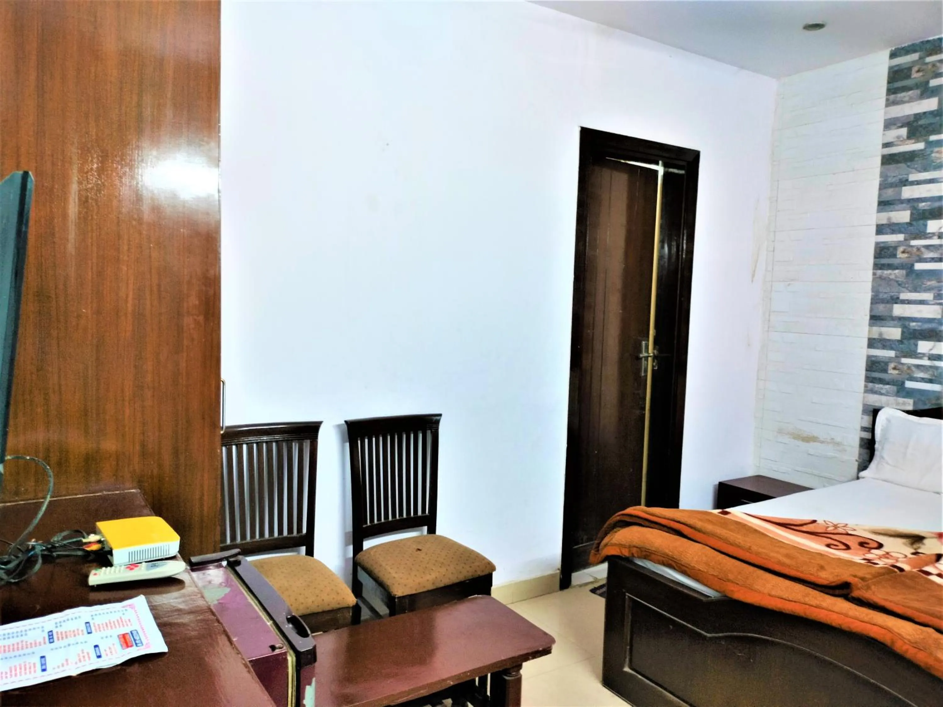 TV and multimedia, Bed in Hotel White Palace,Nizamuddin Railway Station