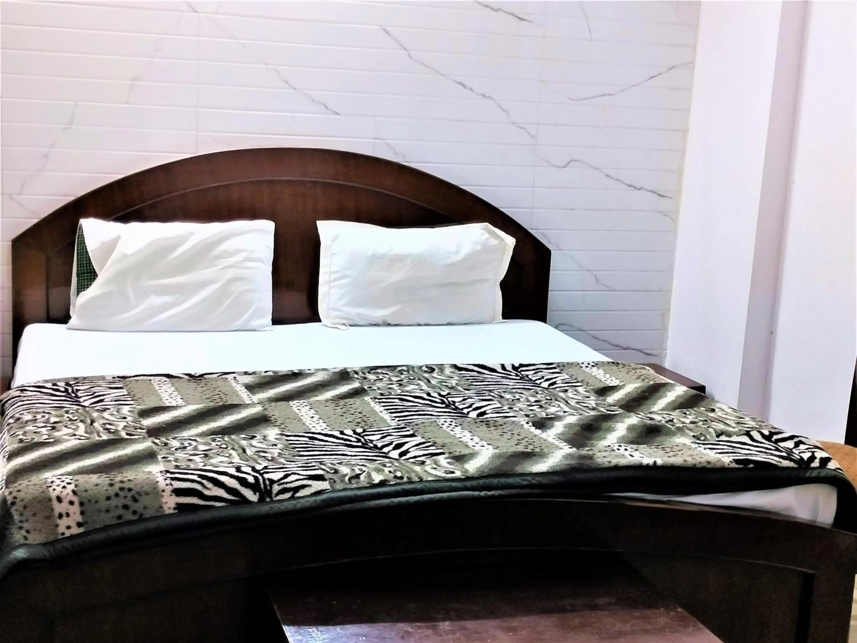 Bed in Hotel White Palace,Nizamuddin Railway Station