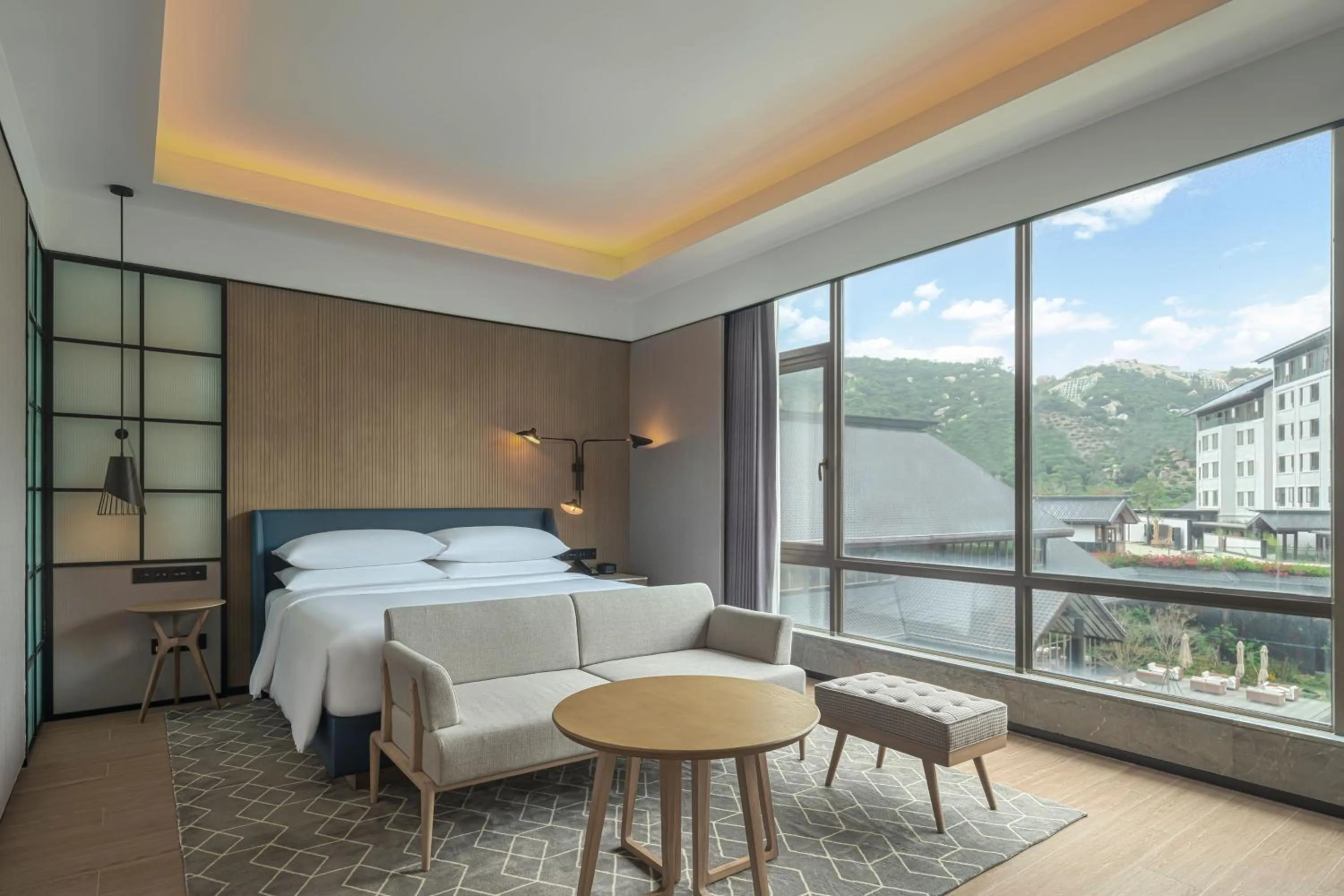 Photo of the whole room, Bed in Sheraton Maoming Hot Spring Resort