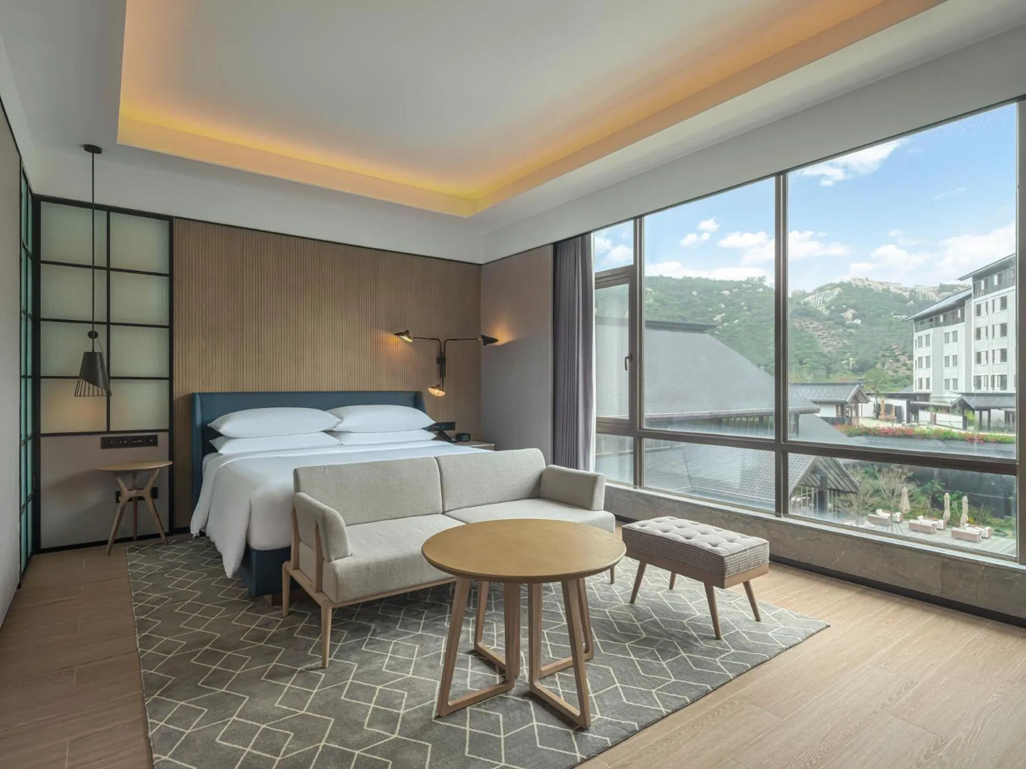 Bed in Sheraton Maoming Hot Spring Resort