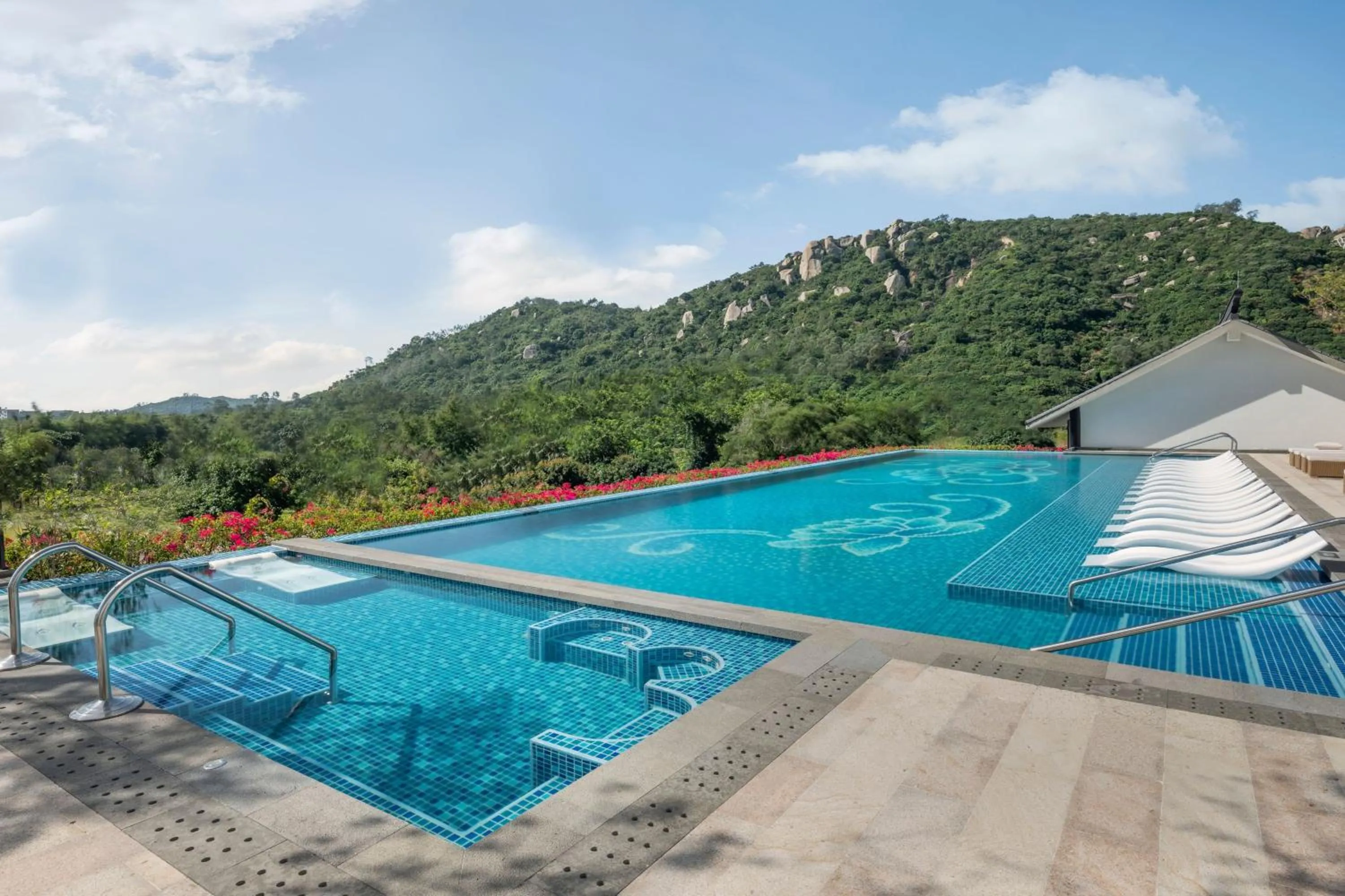 Swimming pool in Sheraton Maoming Hot Spring Resort