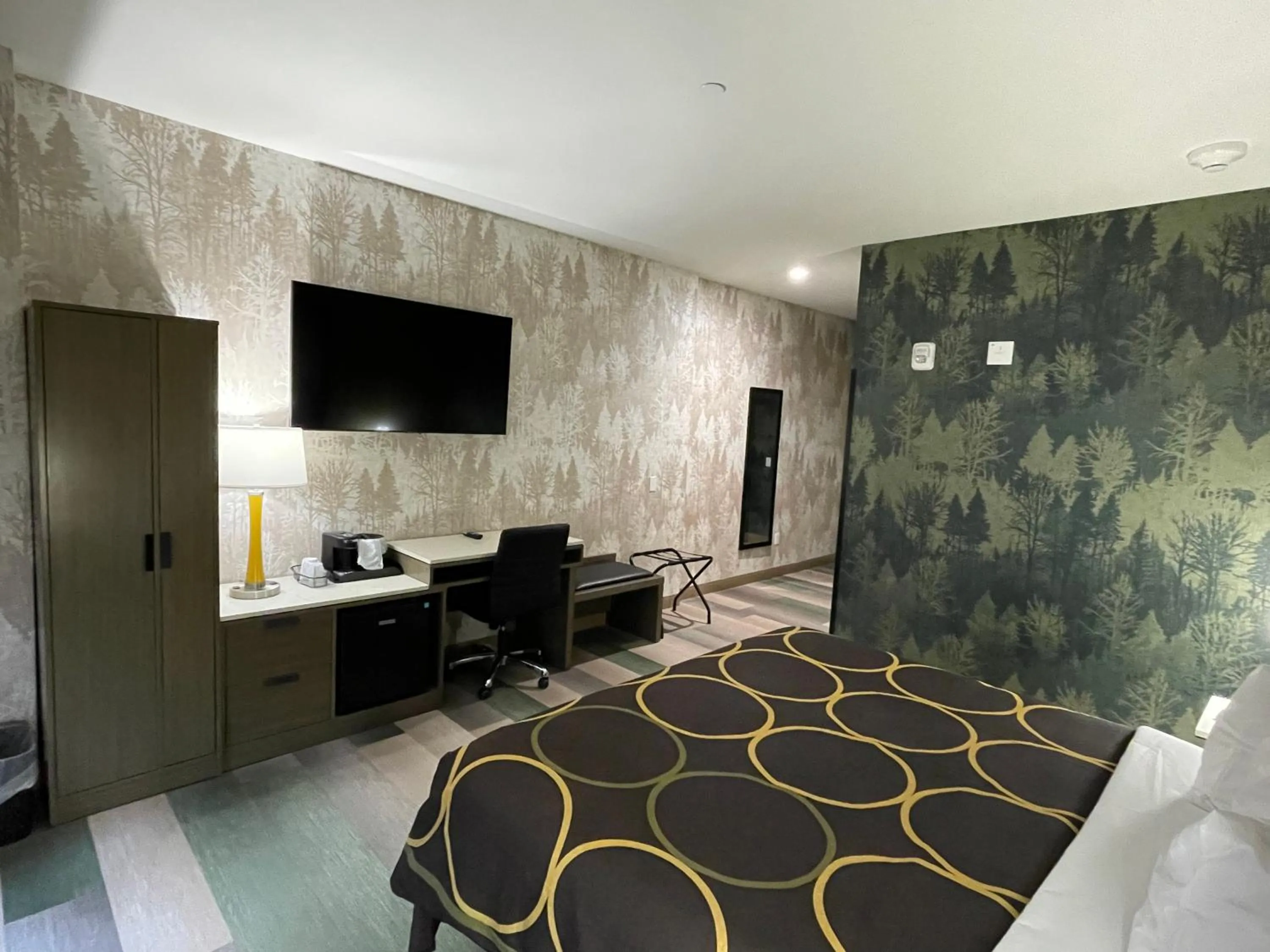 Bed in Super 8 by Wyndham Bronx Near Botanical Garden