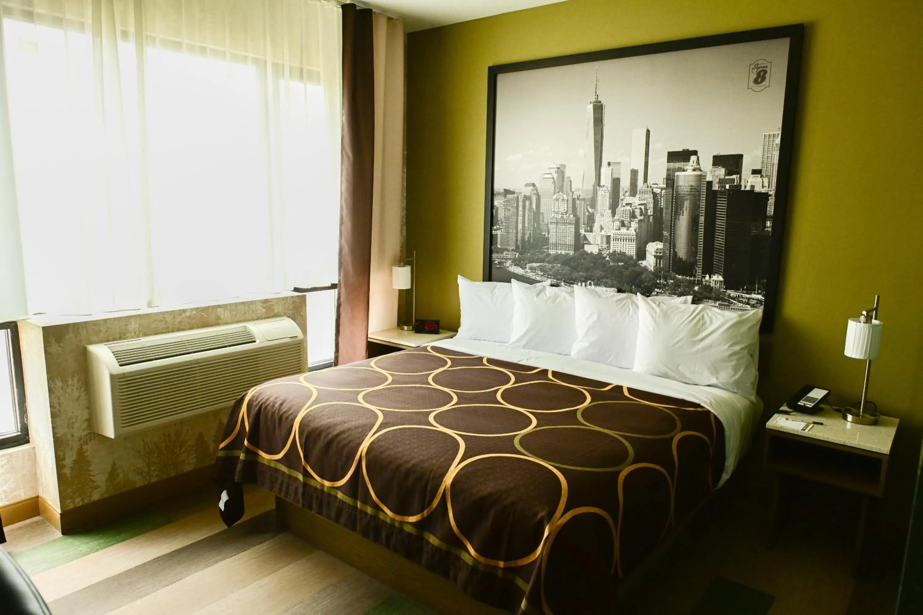 Bed in Super 8 by Wyndham Bronx Near Botanical Garden