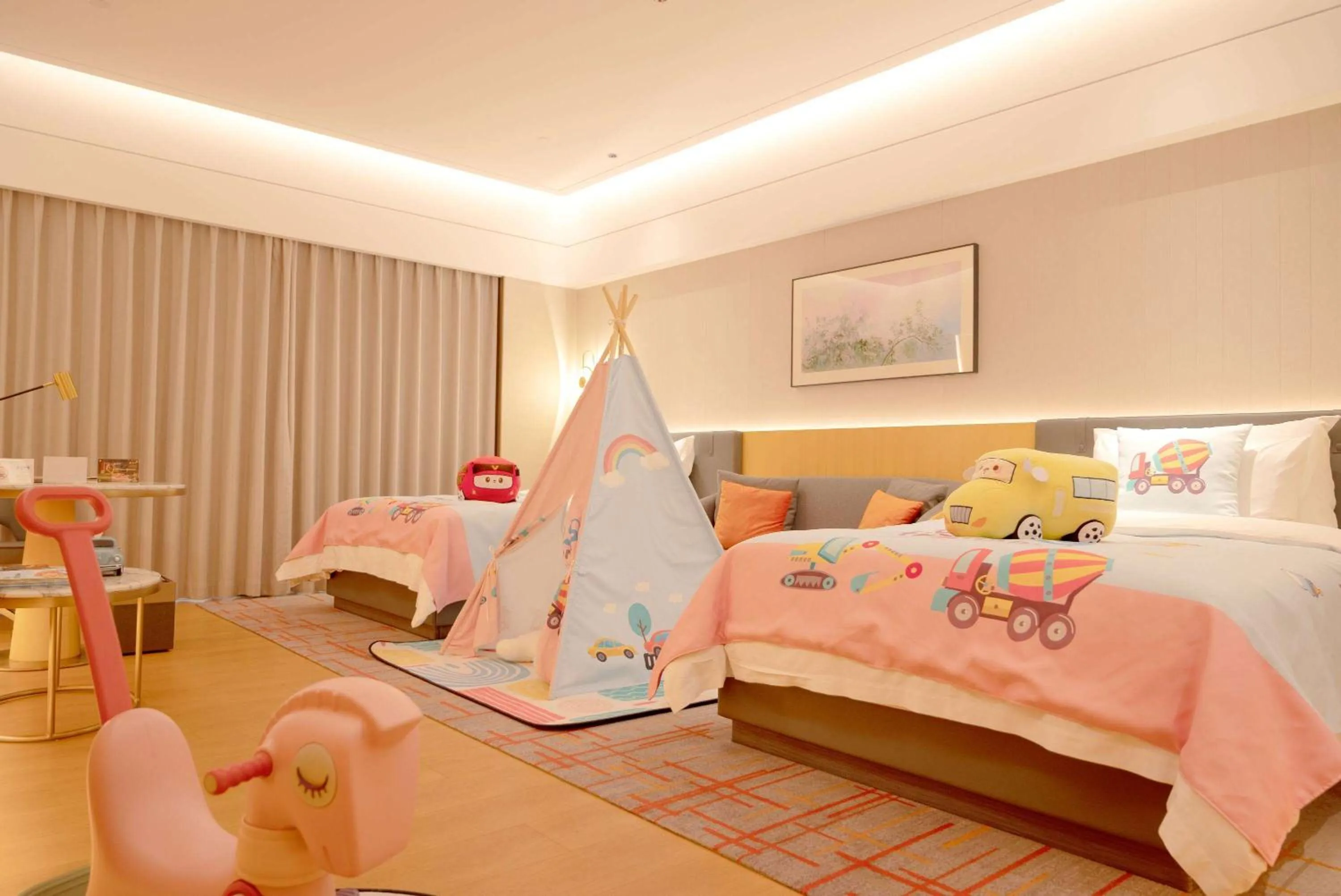 Photo of the whole room, Bed in Wyndham Grand Zhaoqing Downtown