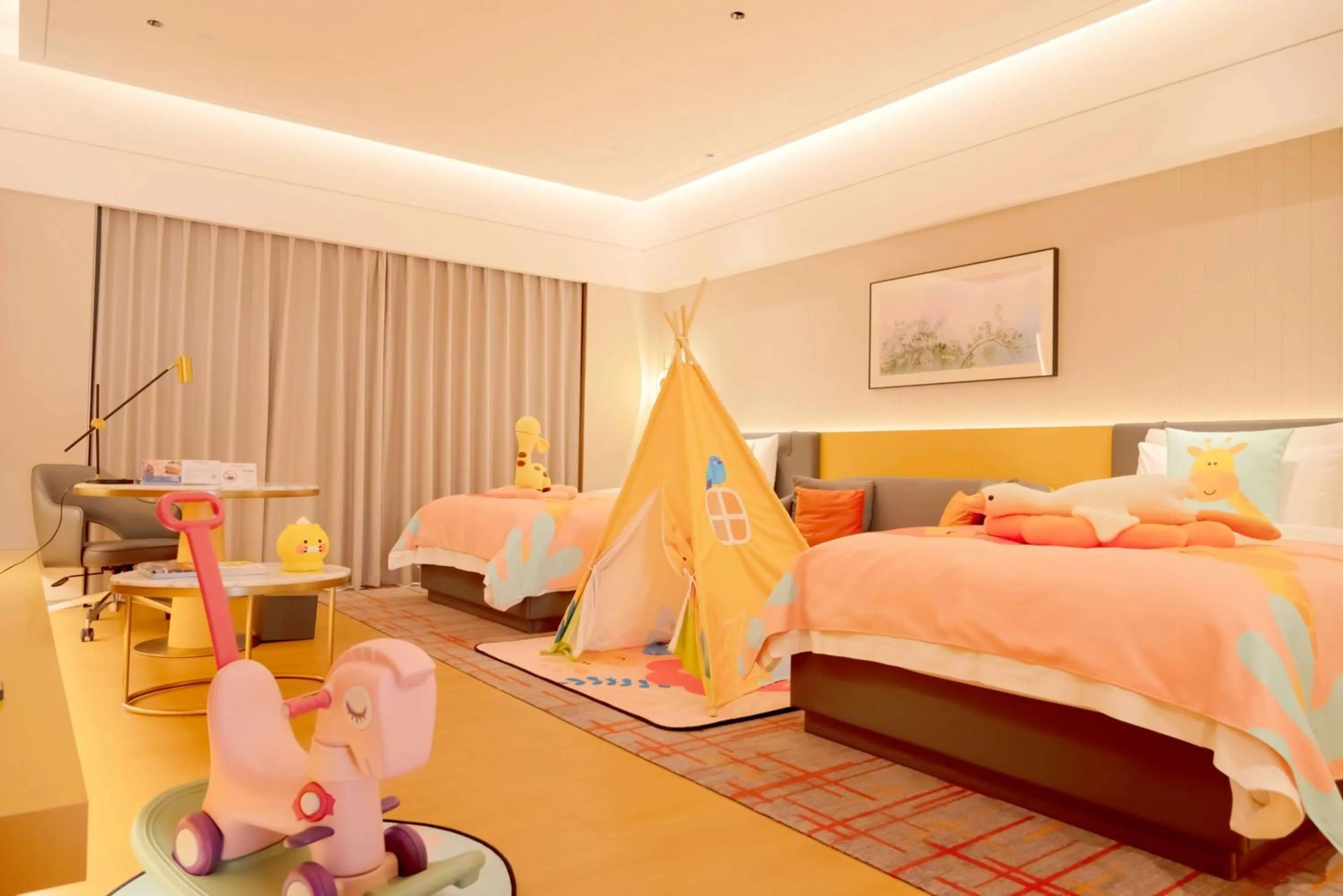 Photo of the whole room, Bed in Wyndham Grand Zhaoqing Downtown