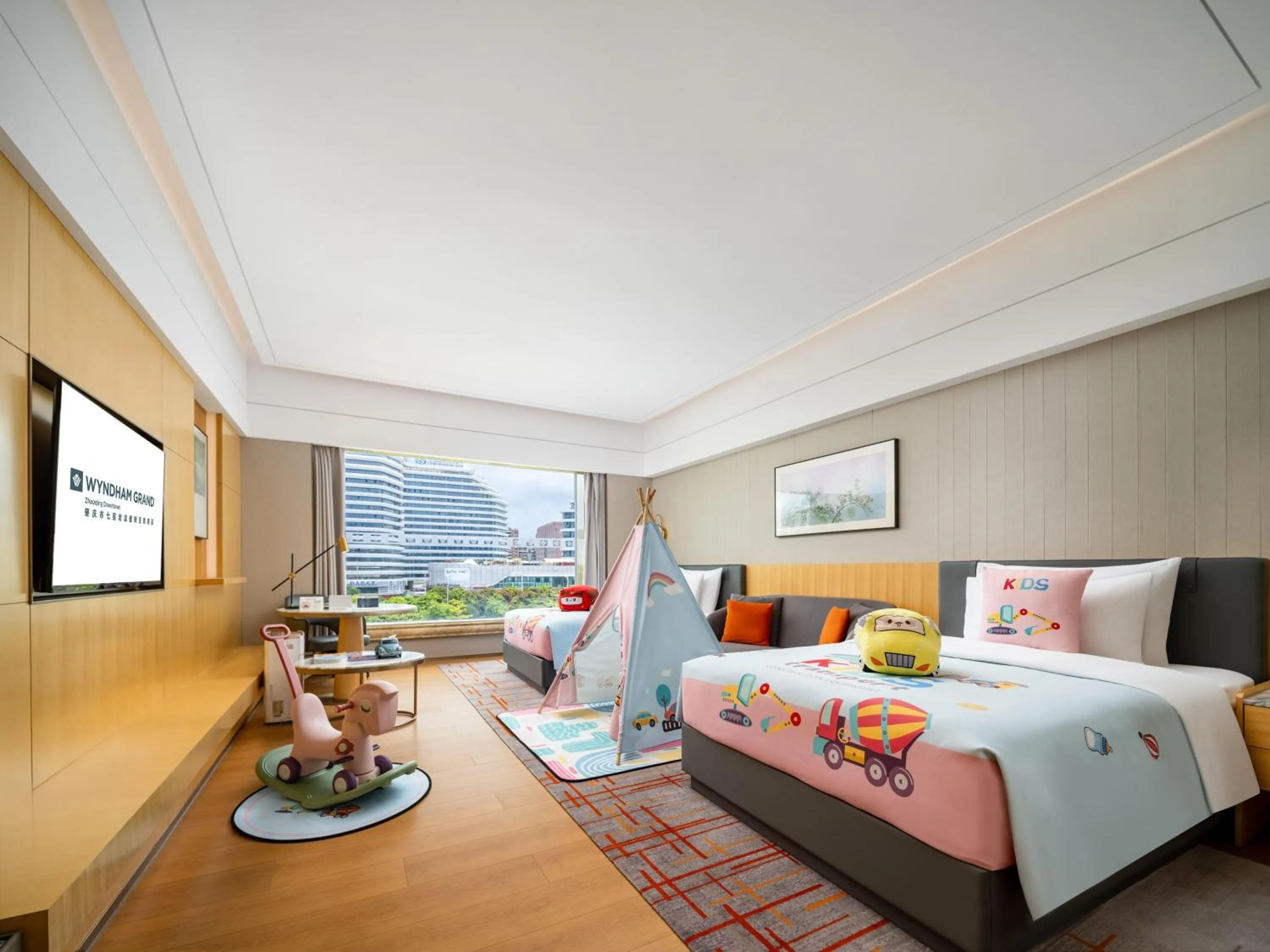 Photo of the whole room, Bed in Wyndham Grand Zhaoqing Downtown