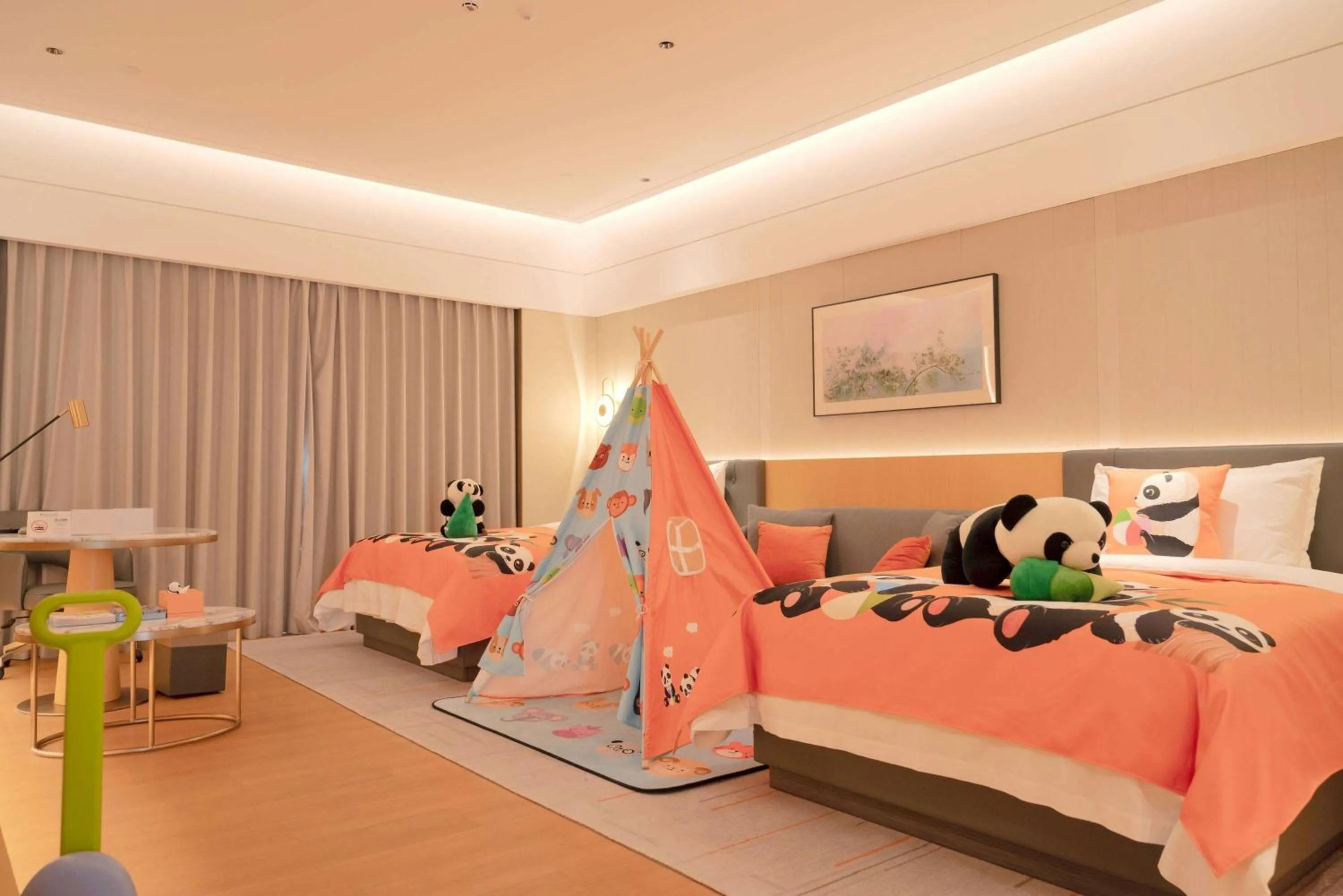 Photo of the whole room, Bed in Wyndham Grand Zhaoqing Downtown