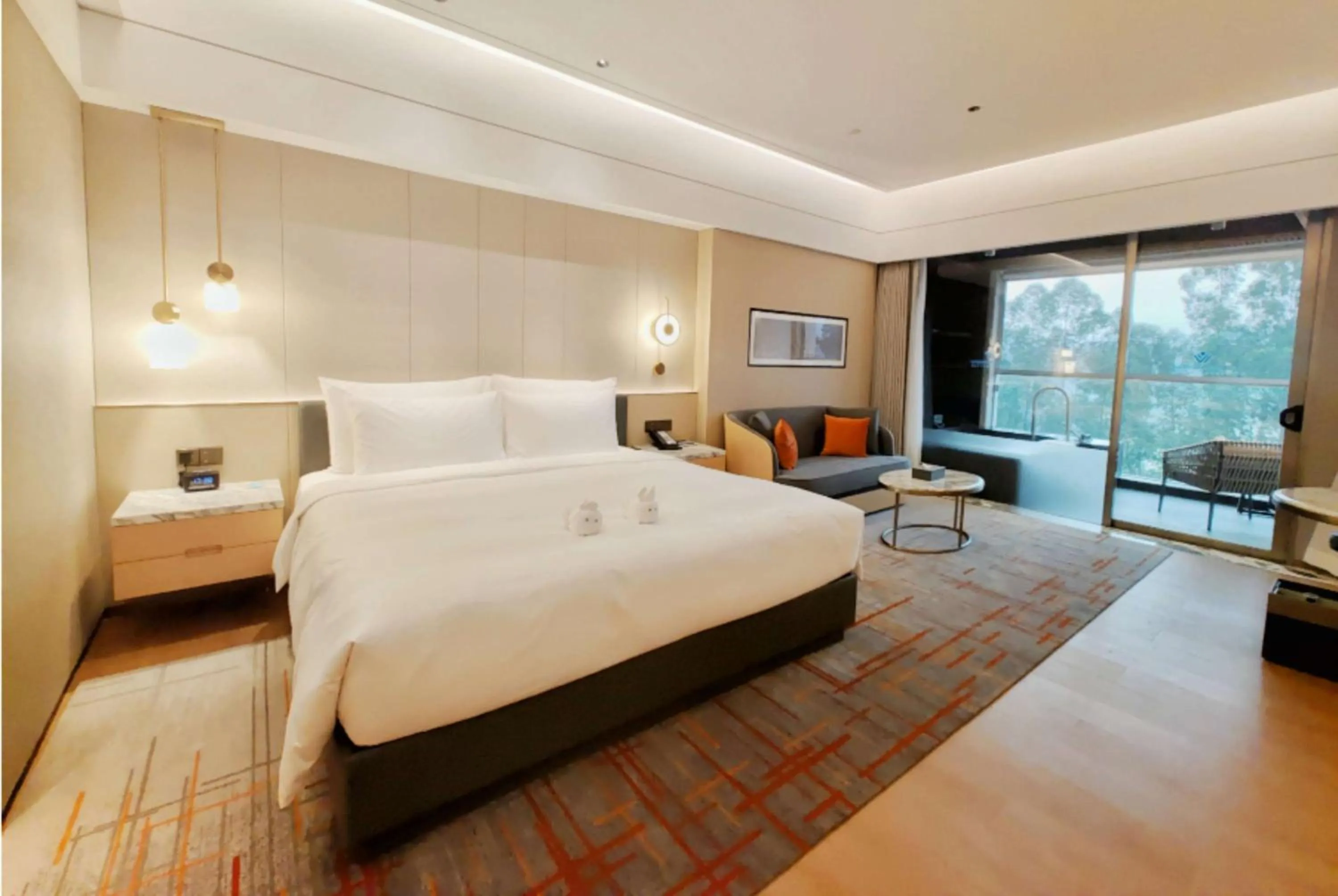 Photo of the whole room, Bed in Wyndham Grand Zhaoqing Downtown