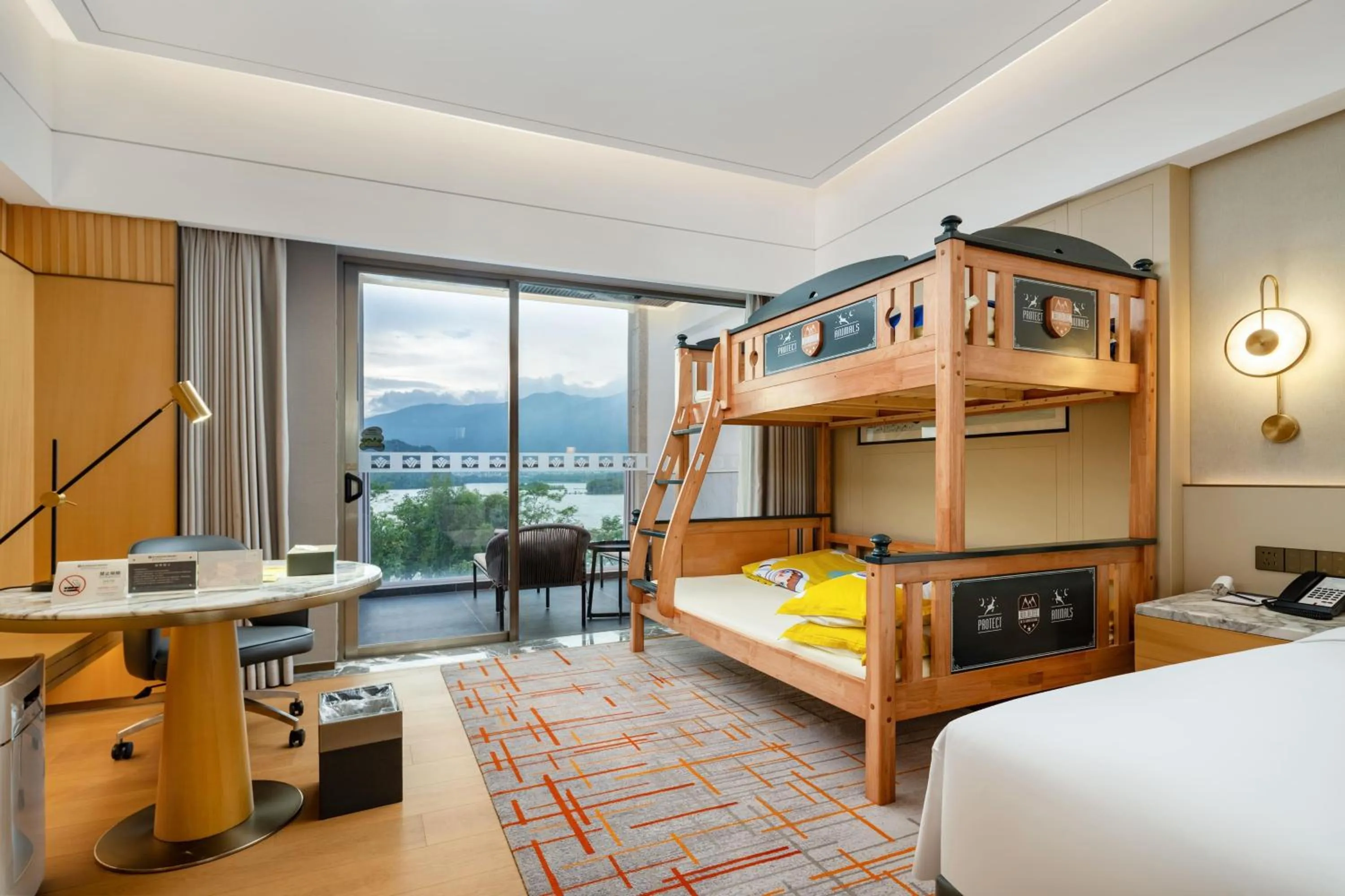 Photo of the whole room, Bed in Wyndham Grand Zhaoqing Downtown