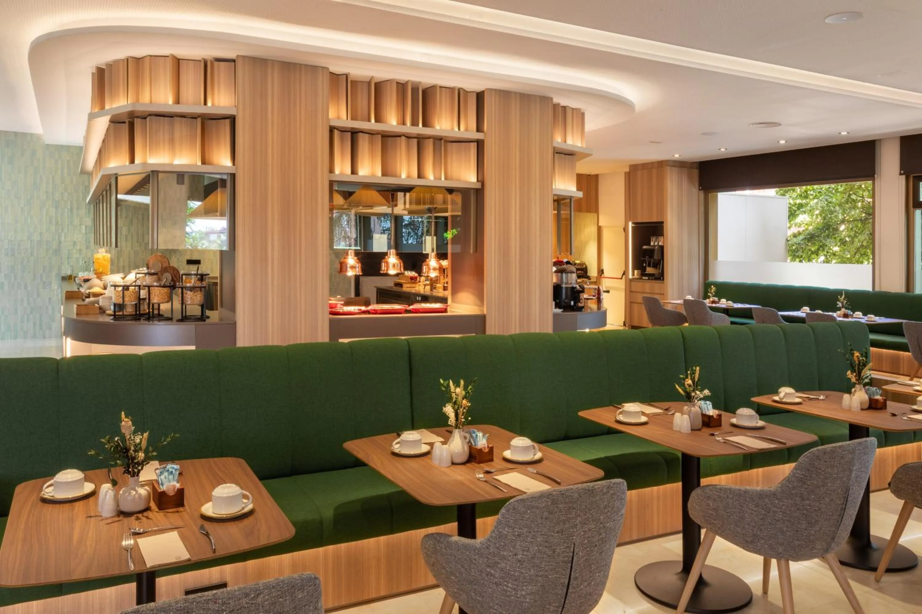 Restaurant/places to eat in Melia Barajas