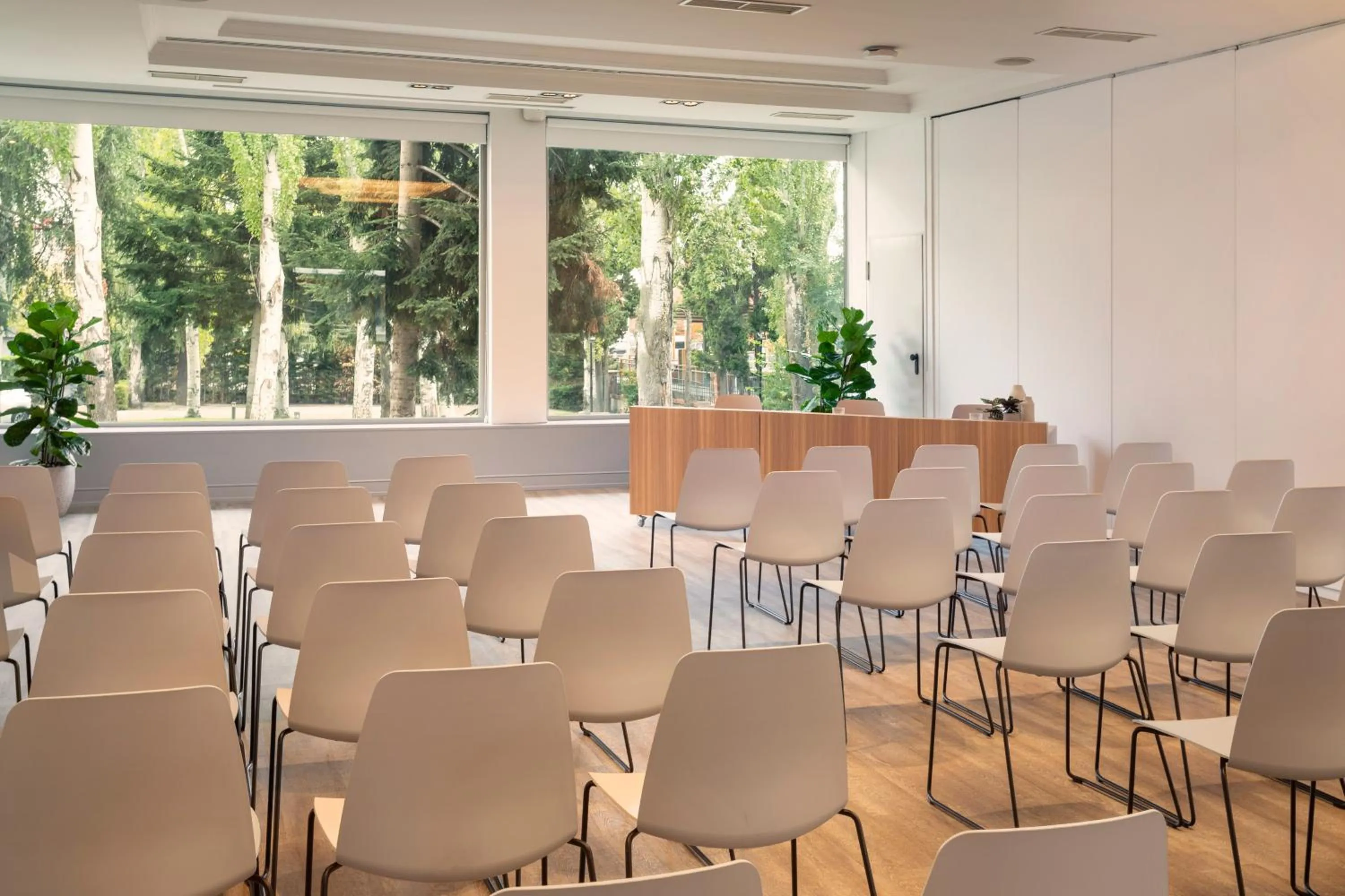 Business facilities in Melia Barajas